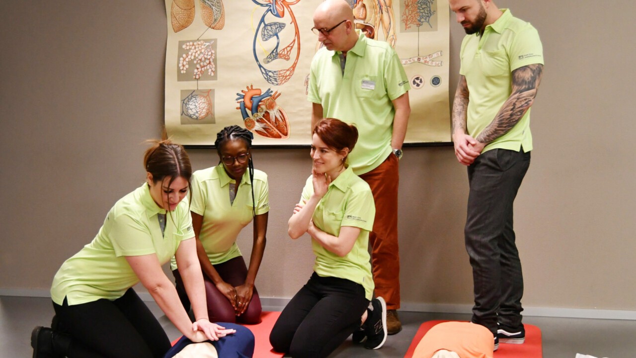 HF-Studierende üben an einer Puppe eine Herzmassage