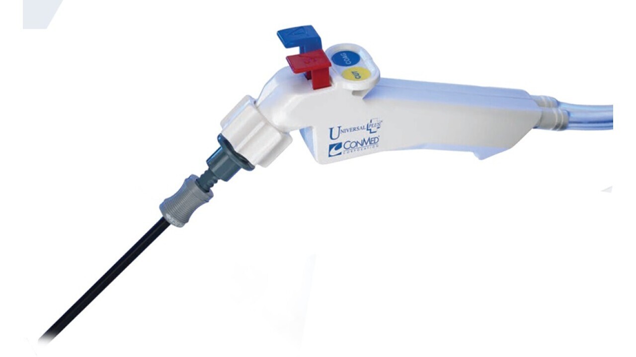 Conmed Universal Plus : Rincer, aspirer, couper, cautériser et disséquer avec un seul instrument