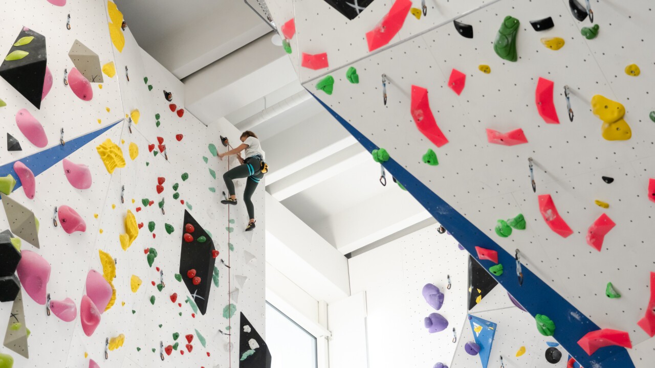 Sportlerin klettert in Kletterhalle Herisau