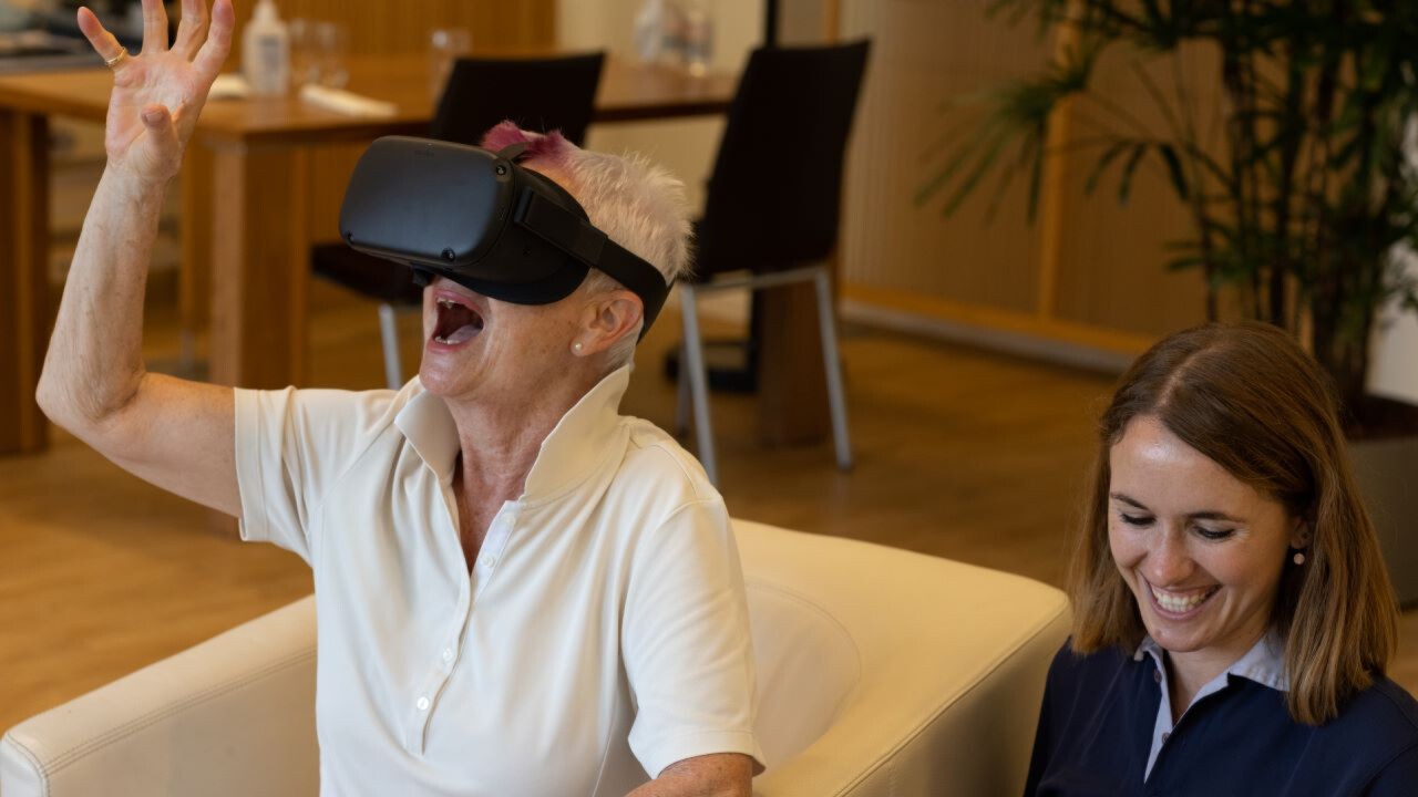 Patientin testet auf Virtual Reality (VR) basierte Tele-Rehabilitationsplattform