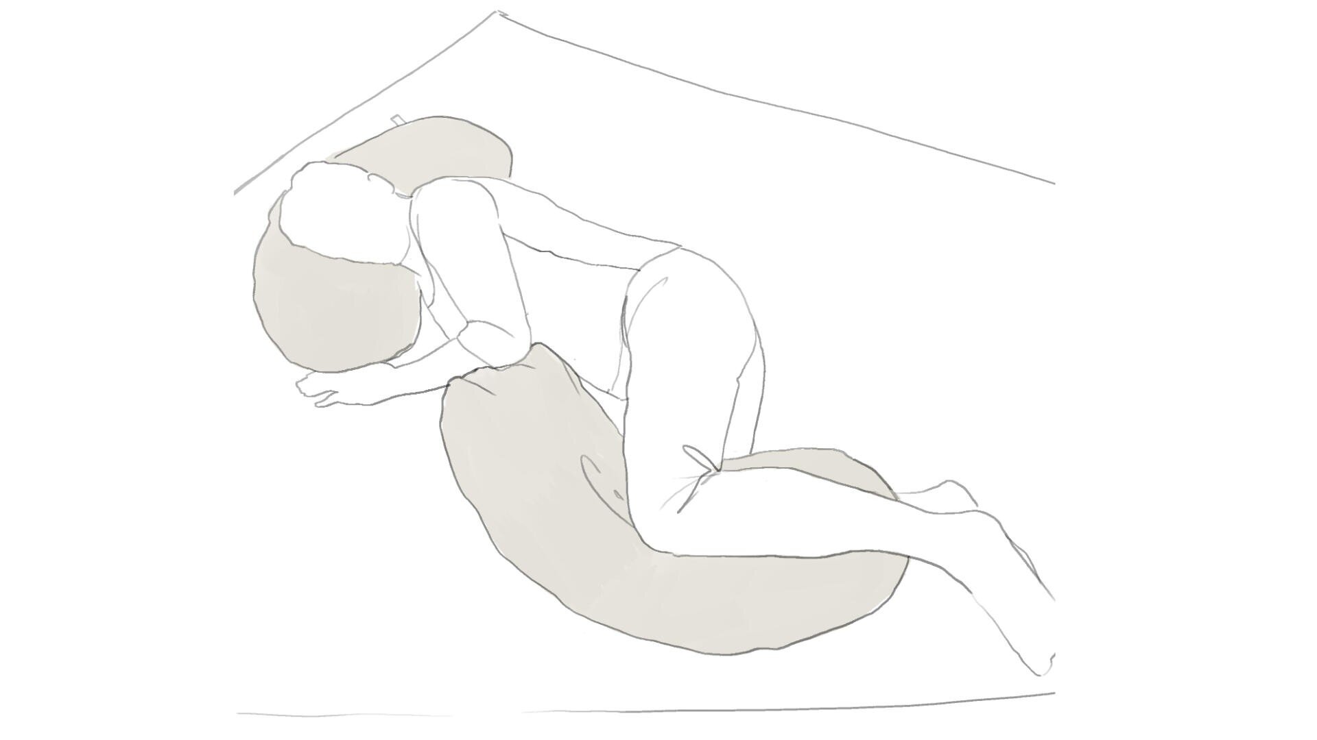 Eine Person liegt auf der Seite im Bett und umarmt ein großes U-förmiges Körperkissen, über das ein Bein und ein Arm drapiert sind. Die Skizze verwendet einfache Linien und weiche beigefarbene Schattierungen für das Kissen.