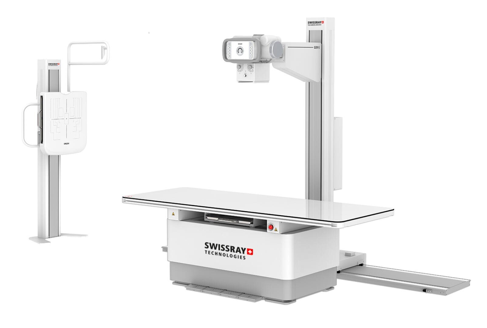 Ein digitales Röntgenbildgebungssystem von Swissray Technologies mit einem Patientenuntersuchungstisch mit Röntgengerät über dem Kopf und einem vertikalen Detektorständer auf der linken Seite. Das Design ist modern und schlank, in Weiß- und Grautönen gehalten.