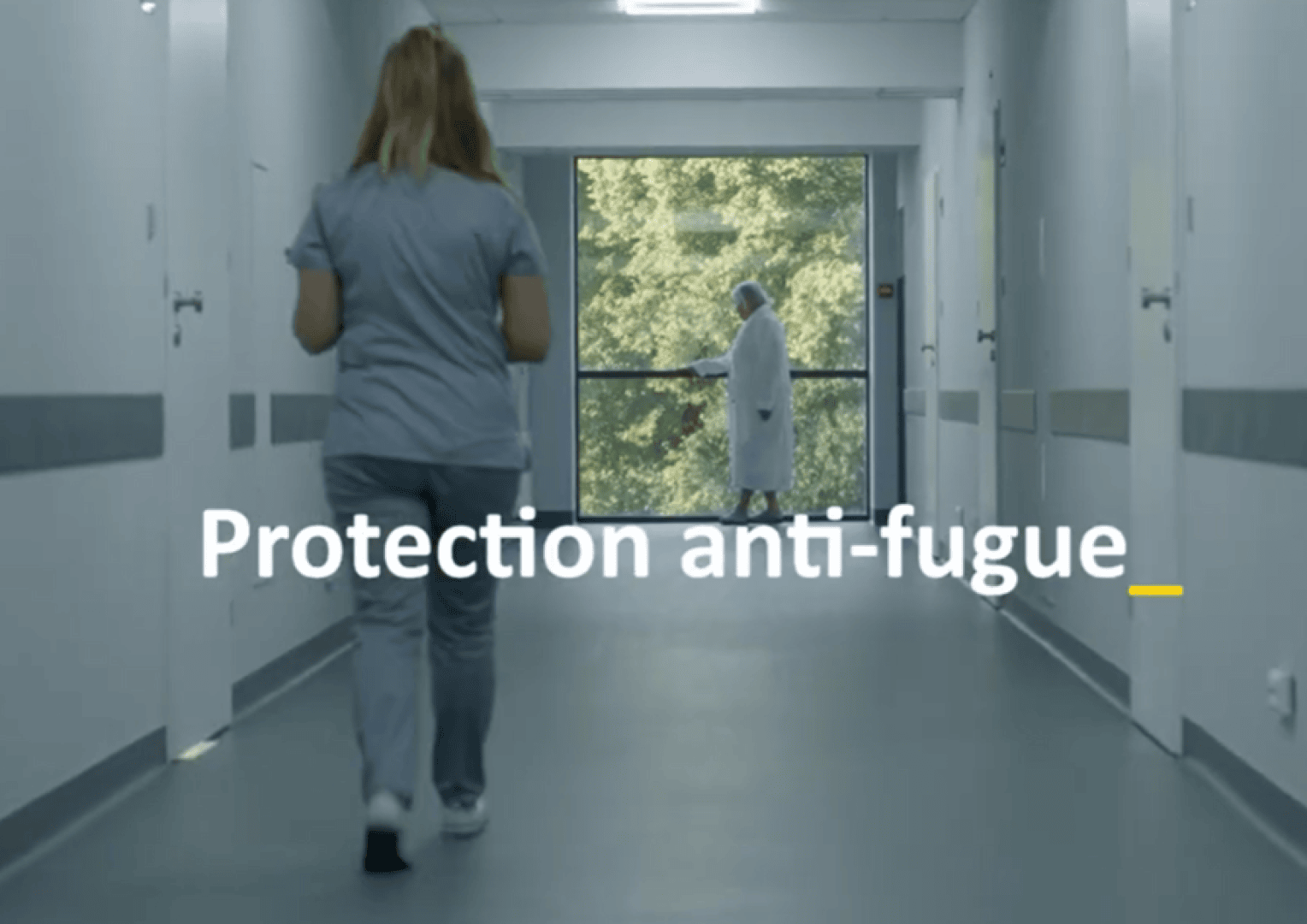 Une personne en blouse marche dans un couloir vers une autre personne en blouse blanche qui se tient près d'une grande fenêtre ; le texte superposé indique : Protection anti-fugue.