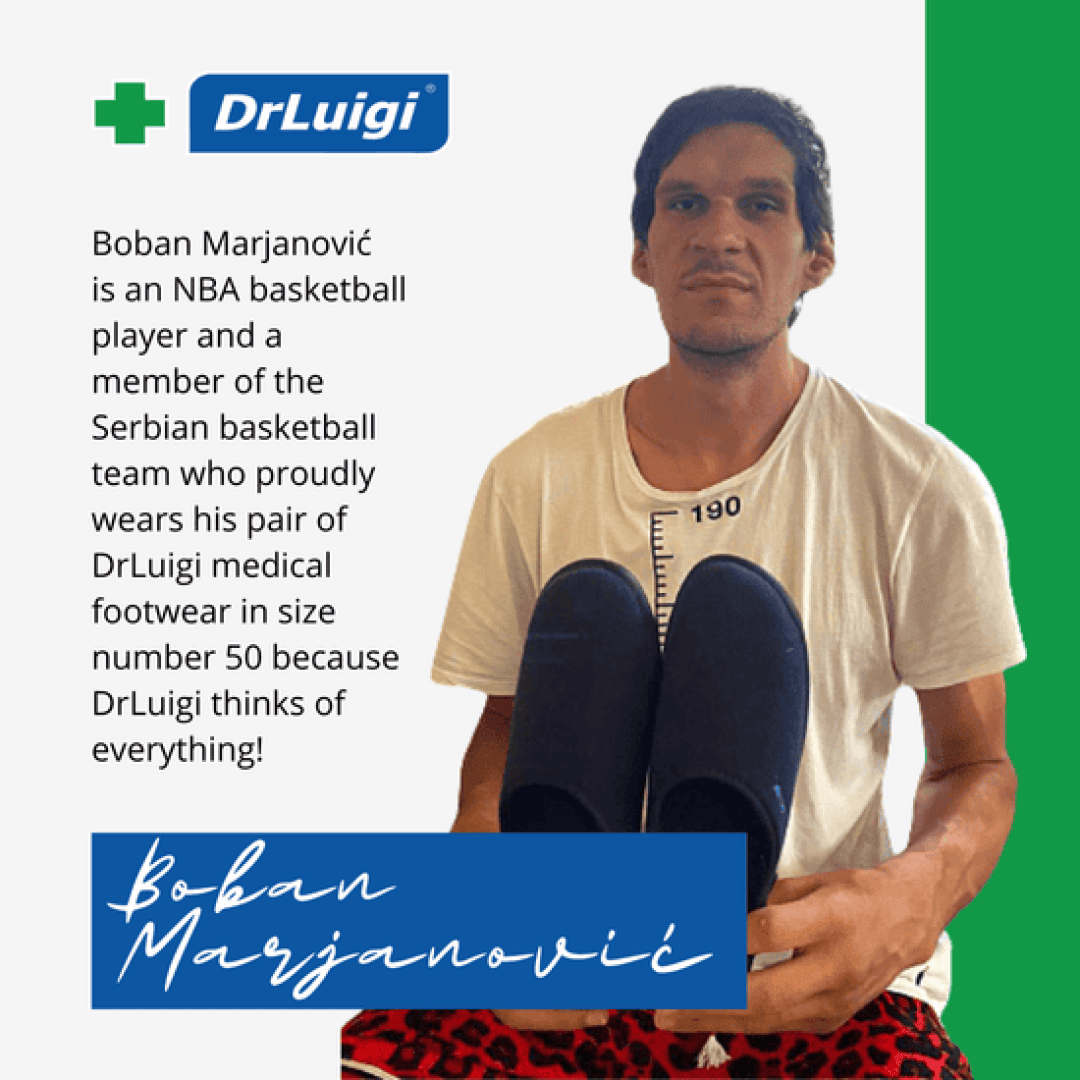 Ein Mann in einem weißen Hemd sitzt da und hält ein Paar blaue Hausschuhe in der Hand. Ein Text hinweist darauf, dass es sich um Boban Marjanović handelt, einen NBA- und serbischen Basketballspieler, der DrLuigi-Medizin-Schuhe in Größe 50 trägt, auf denen oben das DrLuigi-Logo zu sehen ist.