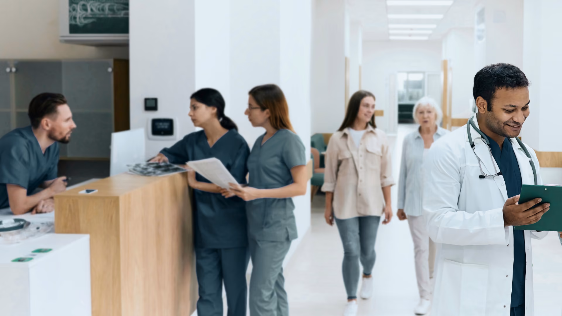 Médecin au bureau téléphonant et regardant son écran
