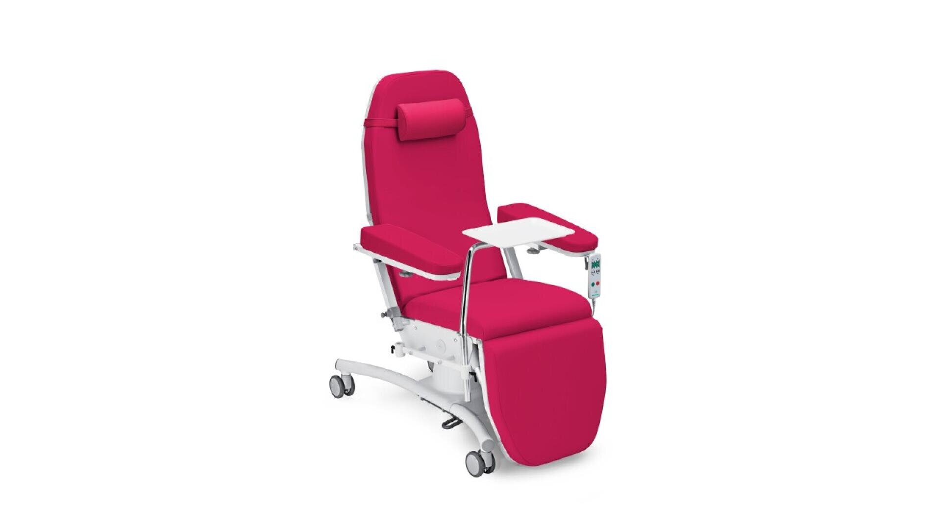 Fauteuil médical moderne avec coussin rose vif, cadre blanc, accoudoirs réglables, petit panneau de commande et roues pivotantes, isolé sur fond blanc.