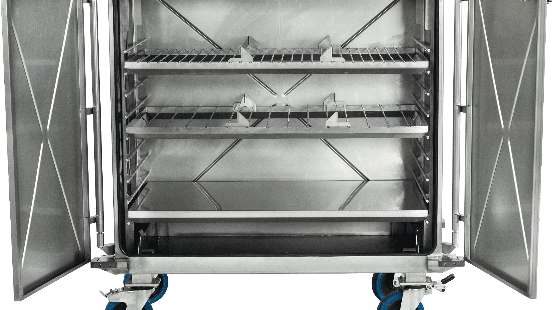 Ein Wärmeschrank aus Edelstahl mit offenen Doppeltüren, der im Inneren drei Metallregale zeigt. Das Gerät steht auf blauen Rollen, die für die Mobilität in gewerblichen Küchen konzipiert sind.
