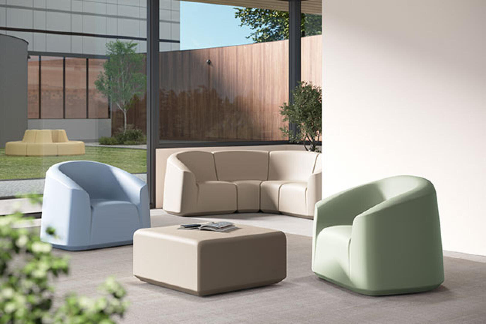 Eine moderne Sitzecke, bestehend aus zwei Sesseln mit abgerundeten Formen – einer in Hellblau und der andere in Salbeigrün –, einem modularen Sofa in einer neutralen Farbe und einem quadratischen Couchtisch, die auf einer Terrasse angeordnet sind.