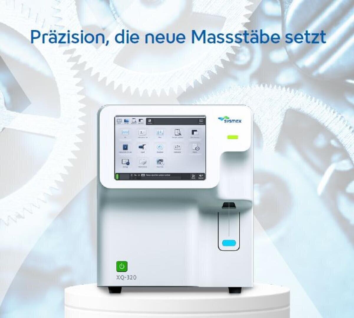 Ein weißes medizinisches Analysegerät Sysmex XQ-320 ist vor einem Hintergrund großer blauer Zahnräder abgebildet, darüber steht der deutsche Text Präzision, die neue Maßstäbe setzt.