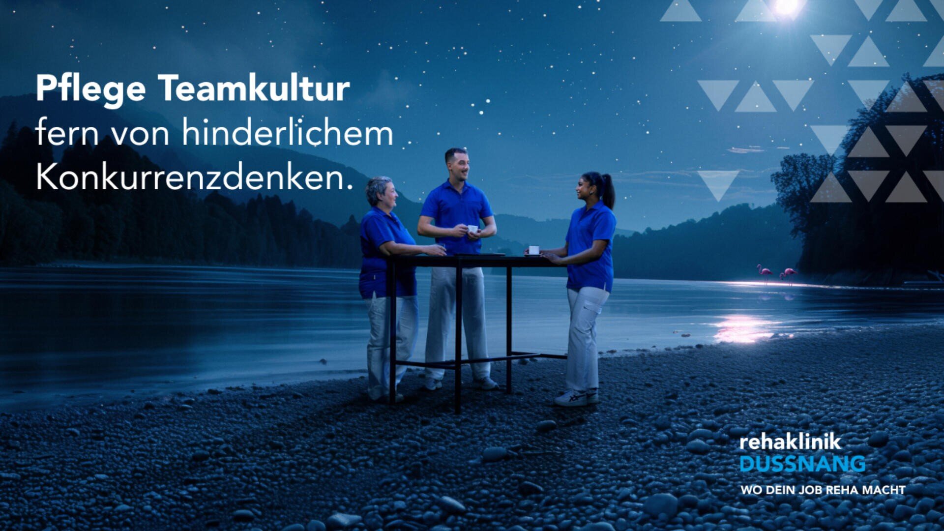 Drei medizinische Fachkräfte in blauen Uniformen stehen um einen hohen Tisch an einem friedlichen Seeufer in der Abenddämmerung und unterhalten sich. Der Text wirbt für Teamkultur und Offenheit in einer ruhigen, kooperativen Atmosphäre.