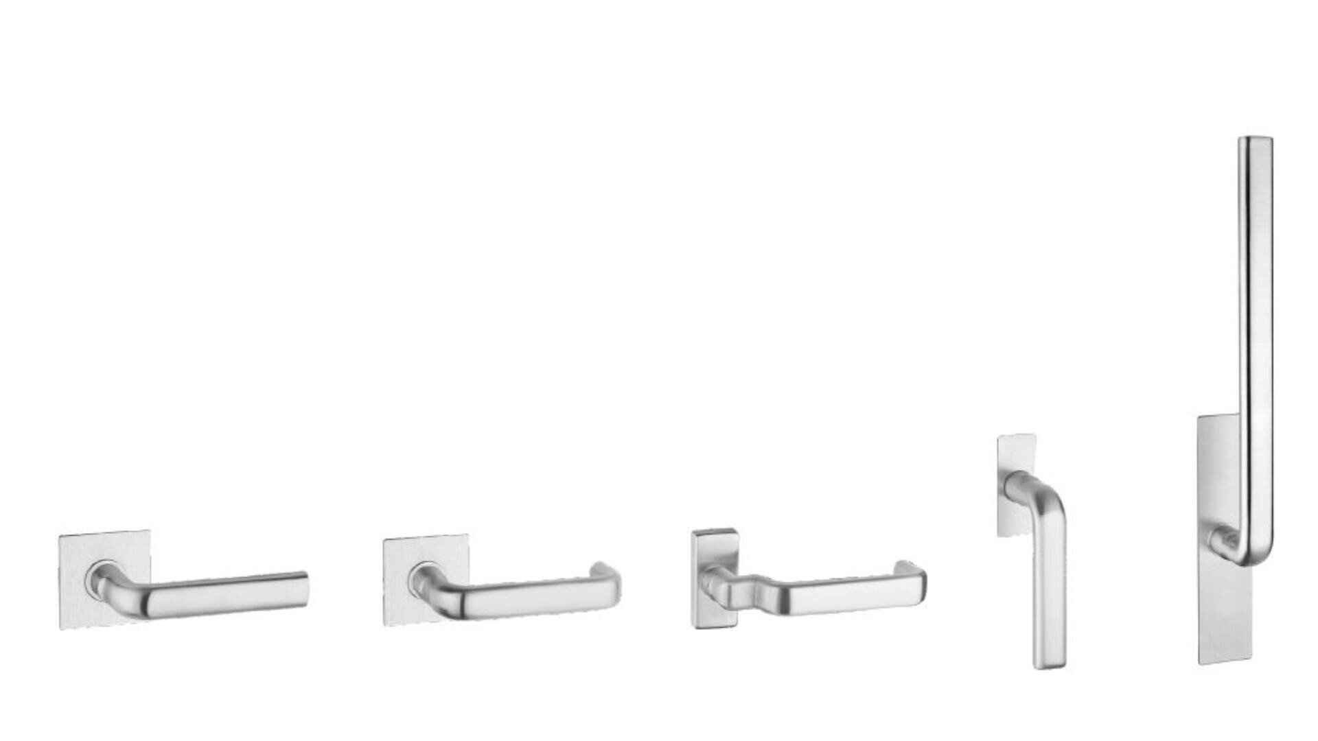 Fünf verschiedene silberne Türgriffe sind auf weißem Hintergrund abgebildet, jeder mit einem einzigartigen Design, das von horizontalen bis zu vertikalen Ausrichtungen und unterschiedlichen Griffformen reicht.