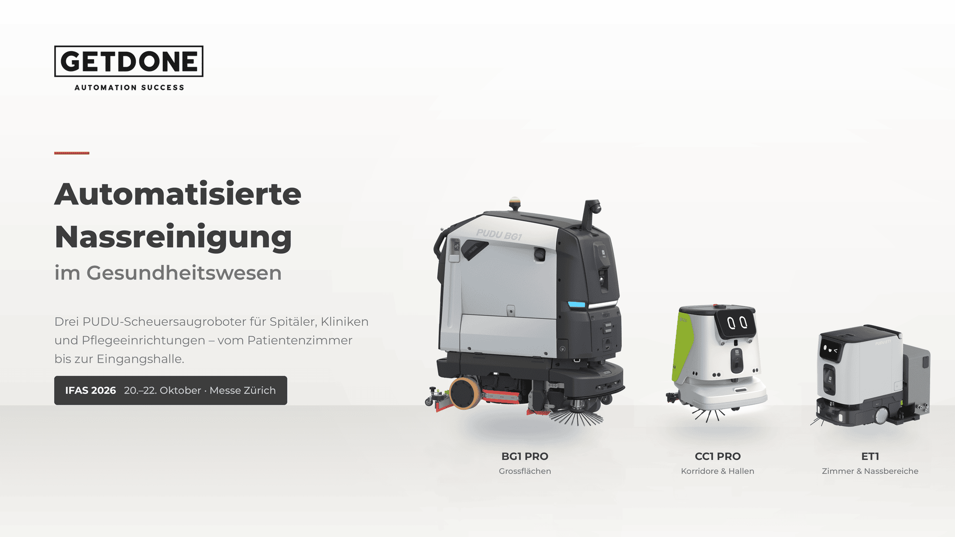 Drei verschiedene Reinigungsroboter für Krankenhäuser sind nebeneinander auf weißem Hintergrund abgebildet, begleitet von einem deutschen Text, der die automatisierte Nassreinigung im Gesundheitswesen durch GETDONE Automation Success beschreibt.
