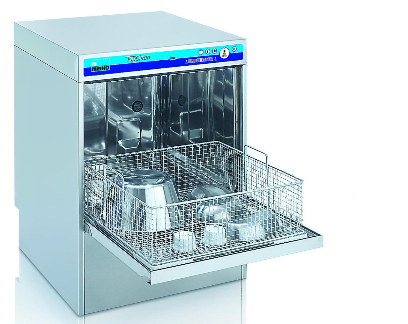 Ein handelsüblicher Geschirrspüler aus rostfreiem Stahl mit geöffneter Tür und einem Drahtgestell, das mit verschiedenen Küchenartikeln aus Metall und Glas, darunter Schüsseln, Tassen und Geschirr, gefüllt ist. Der Hintergrund ist weiß.