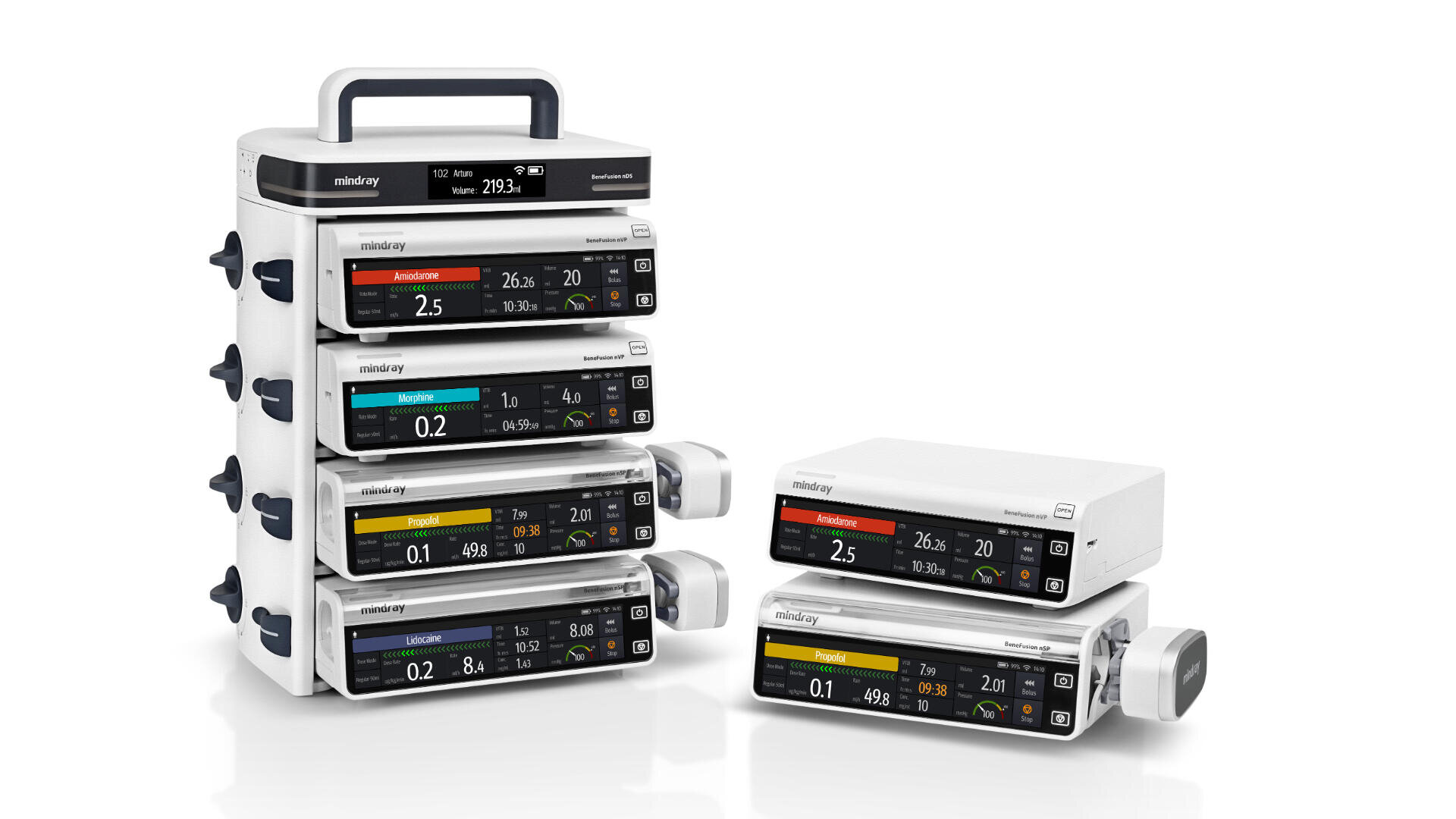 Auf der linken Seite sind fünf medizinische Infusionspumpen vertikal gestapelt, auf der rechten Seite stehen drei weitere separat. Jedes Gerät verfügt über eine digitale Anzeige mit verschiedenen medizinischen Messwerten und numerischen Werten. Der Hintergrund ist weiß.