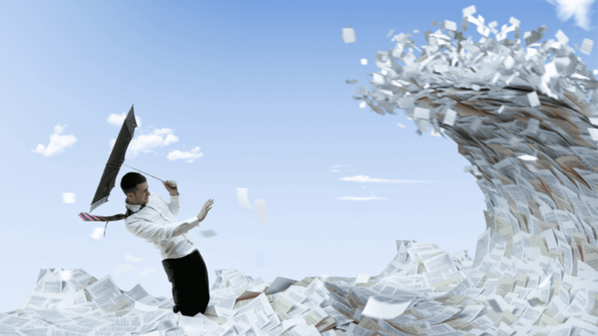 Un homme tenant un parapluie est submergé par une vague massive de papiers volants sous un ciel bleu, symbolisant le fait d'être submergé par le travail ou la paperasserie.