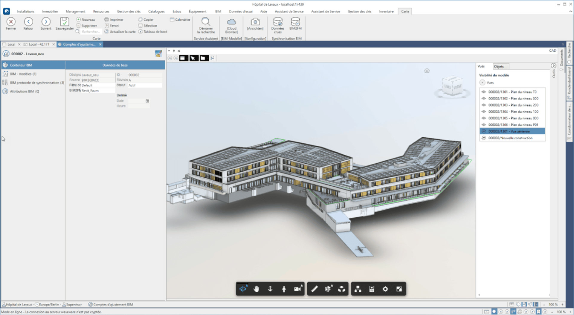 Auf einem Computerbildschirm wird in einer Planungssoftware ein 3D-Architekturmodell eines modernen, mehrstöckigen Gebäudes angezeigt, wobei auf der Benutzeroberfläche bauliche Details und verschiedene Menüs der Planungswerkzeuge zu sehen sind.