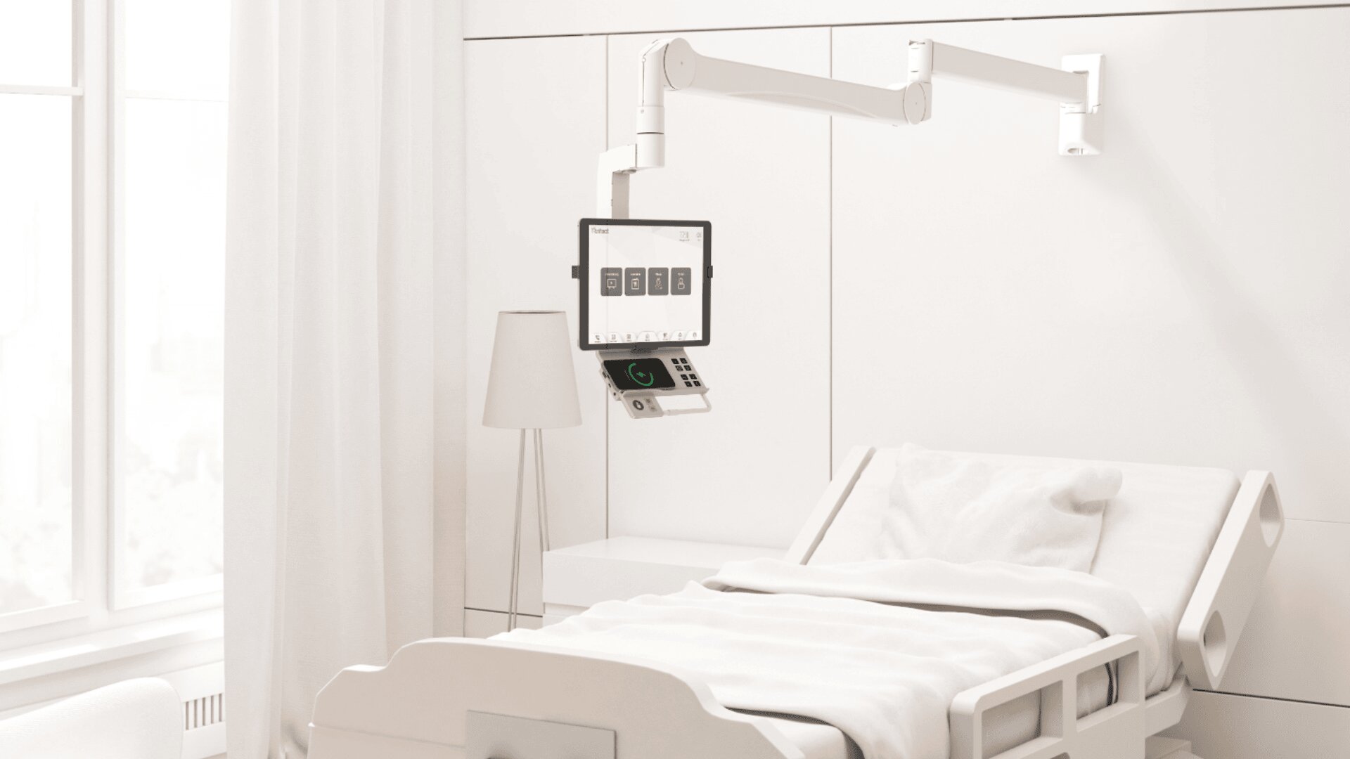 Ein modernes Krankenhauszimmer mit einem sauber gemachten, leeren Krankenhausbett, weißem Bettzeug, einer Nachttischlampe und einem an der Wand über dem Bett befestigten Touchscreen-Gerät mit Bedienelementen. Natürliches Licht fällt durch ein Fenster mit weißen Vorhängen ein.
