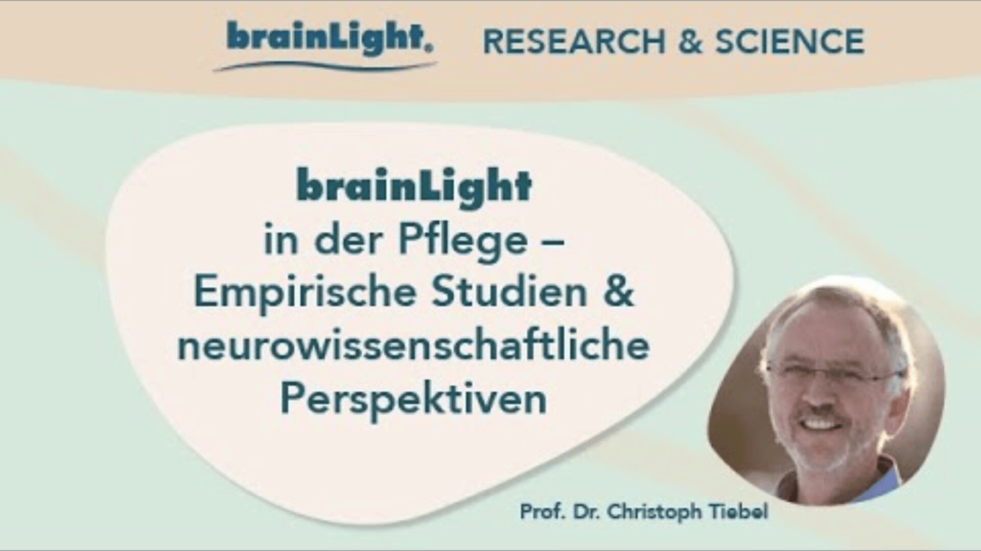 Eine Präsentationsfolie mit dem Titel brainLight in der Pflege - Empirische Studien & neurowissenschaftliche Perspektiven mit einem kleinen Foto von Prof. Dr. Christoph Tiebel und der Aufschrift RESEARCH & SCIENCE am oberen Rand.