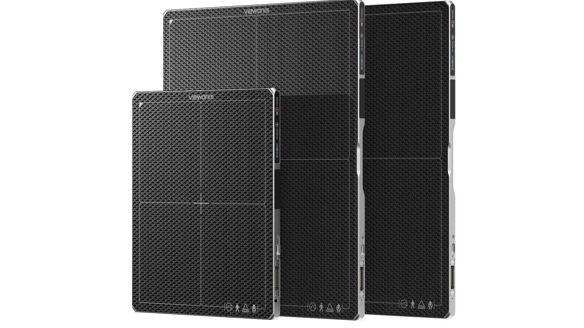 Drei rechteckige, schwarze, gitterartig gemusterte, flache Tafeln unterschiedlicher Größe stehen aufrecht, leicht überlappend, vor einem weißen Hintergrund.