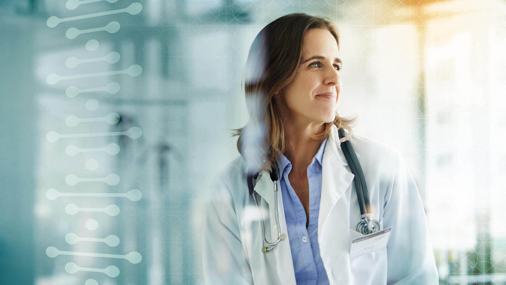 Eine Ärztin mit weißem Kittel und Stethoskop lächelt, während sie zur Seite blickt. Sie steht in einer hellen, modernen medizinischen Einrichtung, in der abstrakte DNA-Grafiken über das Bild gelegt sind.
