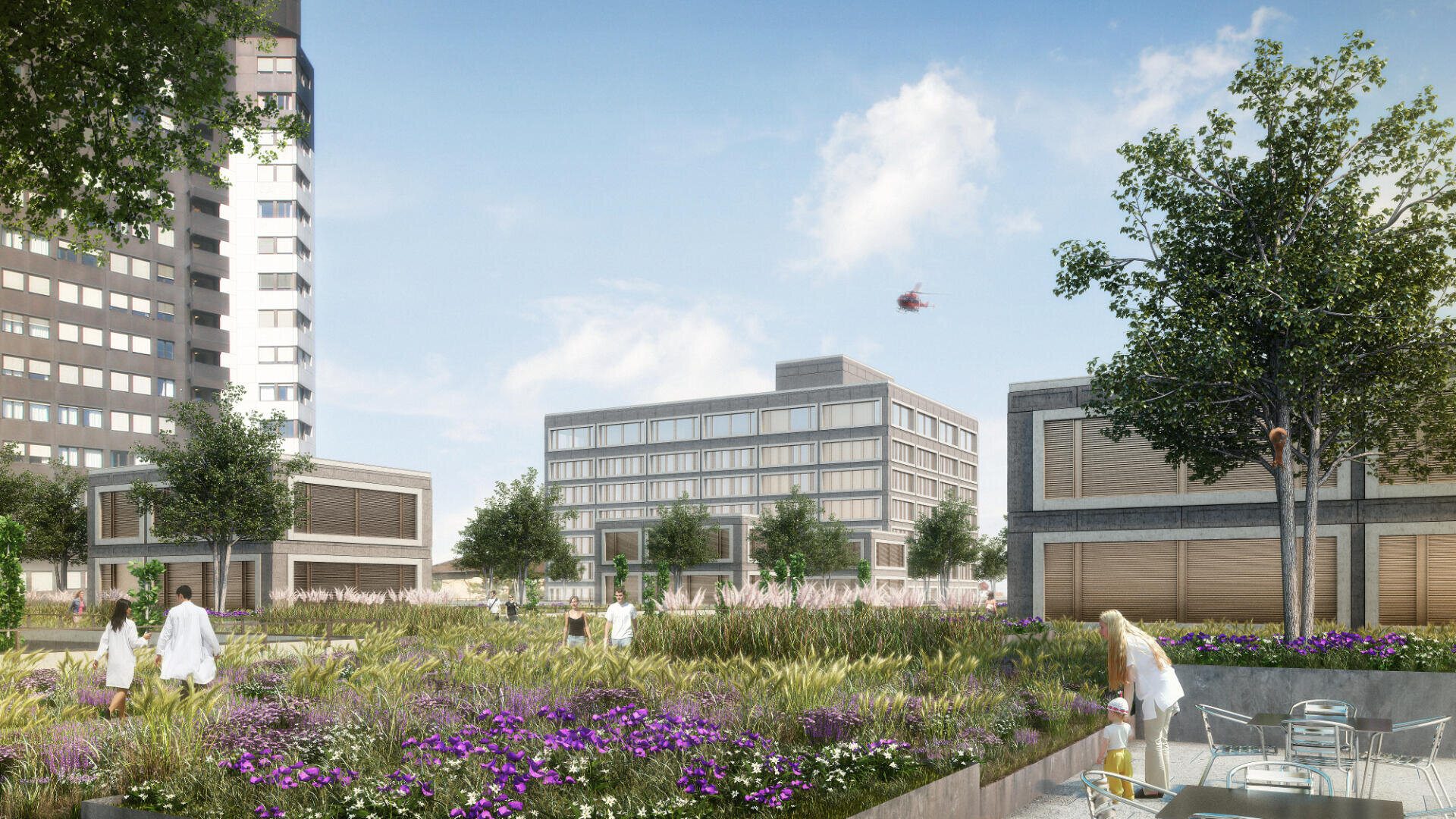 Ein angelegter Stadtpark mit grünem Gras, lila Blumen und Bäumen ist von modernen mehrstöckigen Gebäuden umgeben. Mehrere Menschen gehen oder sitzen, und im Vordergrund sind unter blauem Himmel einige Stühle und Tische zu sehen.