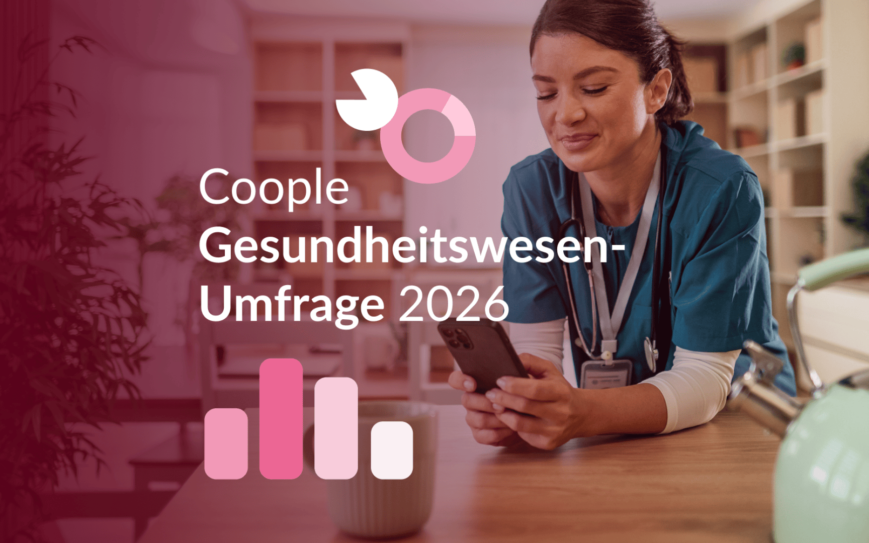 Eine medizinische Fachkraft in OP-Kleidung lächelt, während sie ein Smartphone benutzt. Der Text lautet: „Coople Gesundheitswesen-Umfrage 2026“, links sind rosa Grafiksymbole zu sehen.