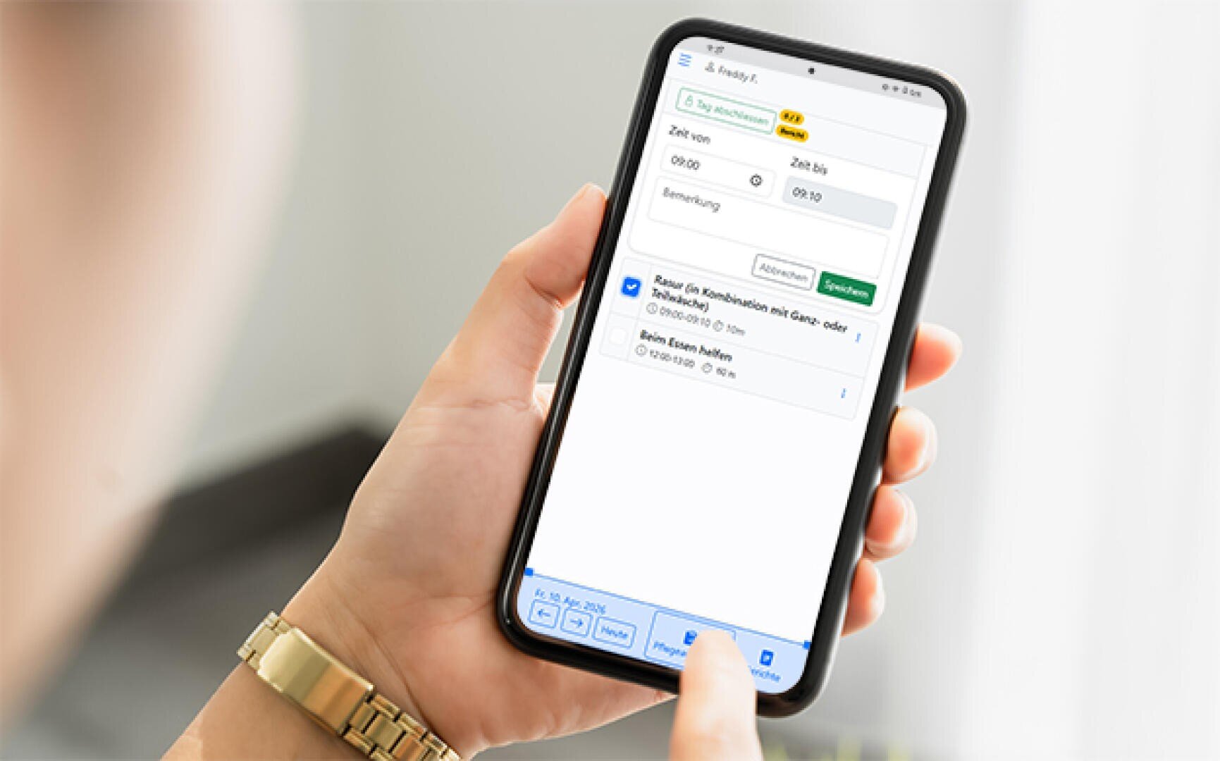 Eine Person, die ein Smartphone in der Hand hält und eine App mit deutschem Text zum Thema Arbeitspausen nutzt. Auf dem Bildschirm sind Optionen zur Eingabe von Pausenzeiten und Kommentaren zu sehen, wobei unten Registerkarten und eine Navigationsleiste sichtbar sind.