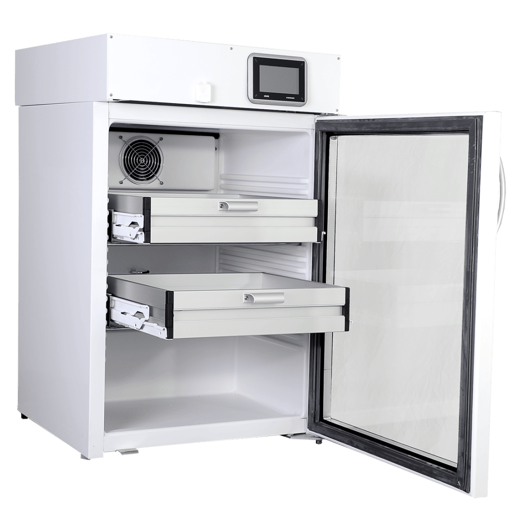 Ein weißer medizinische Kühlschrank mit geöffneter Glastür, durch die zwei ausziehbare Metallschubladen und ein interner Lüfter an der Rückwand zu sehen sind. An der oberen Frontblende ist ein digitales Display angebracht.