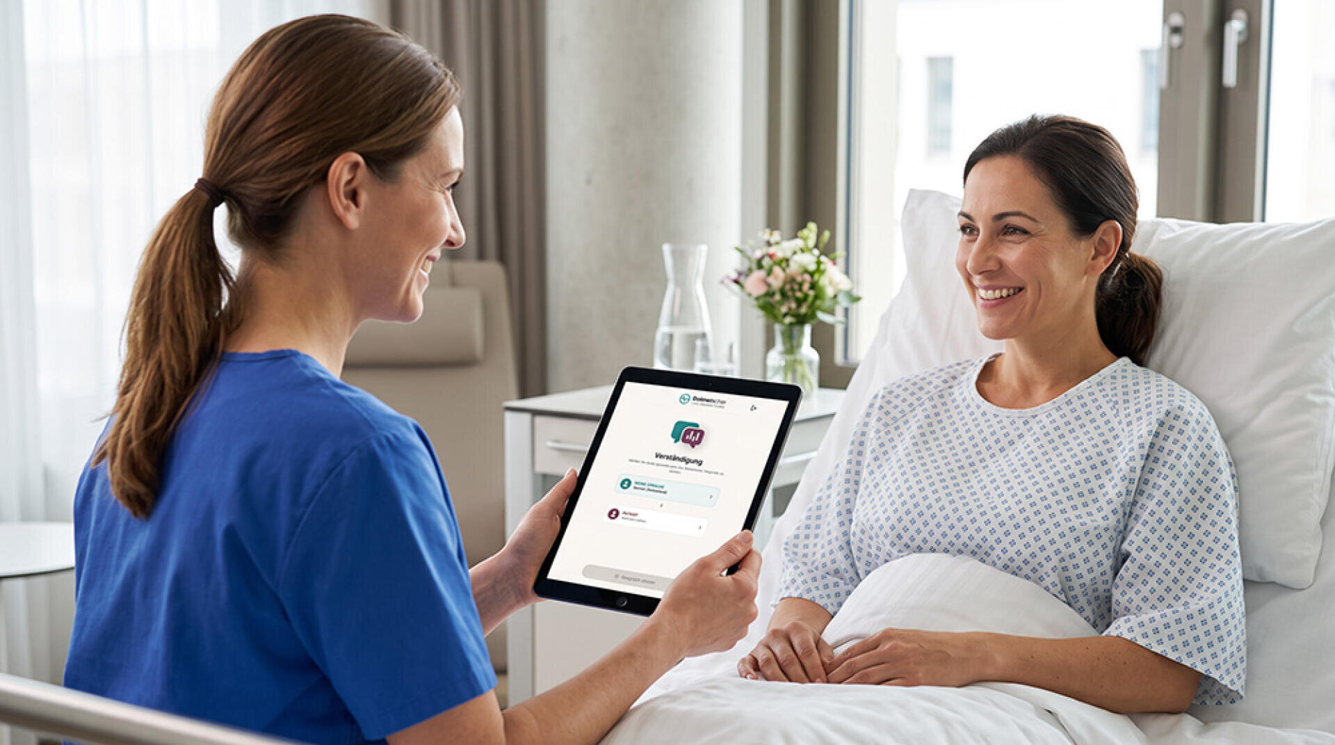 Une infirmière montre une tablette à un patient souriant dans un lit d'hôpital. Sur la tablette, on voit un écran de connexion à un système médical. Le patient porte une blouse d'hôpital, est assis confortablement et discute avec l'infirmière dans une chambre lumineuse.