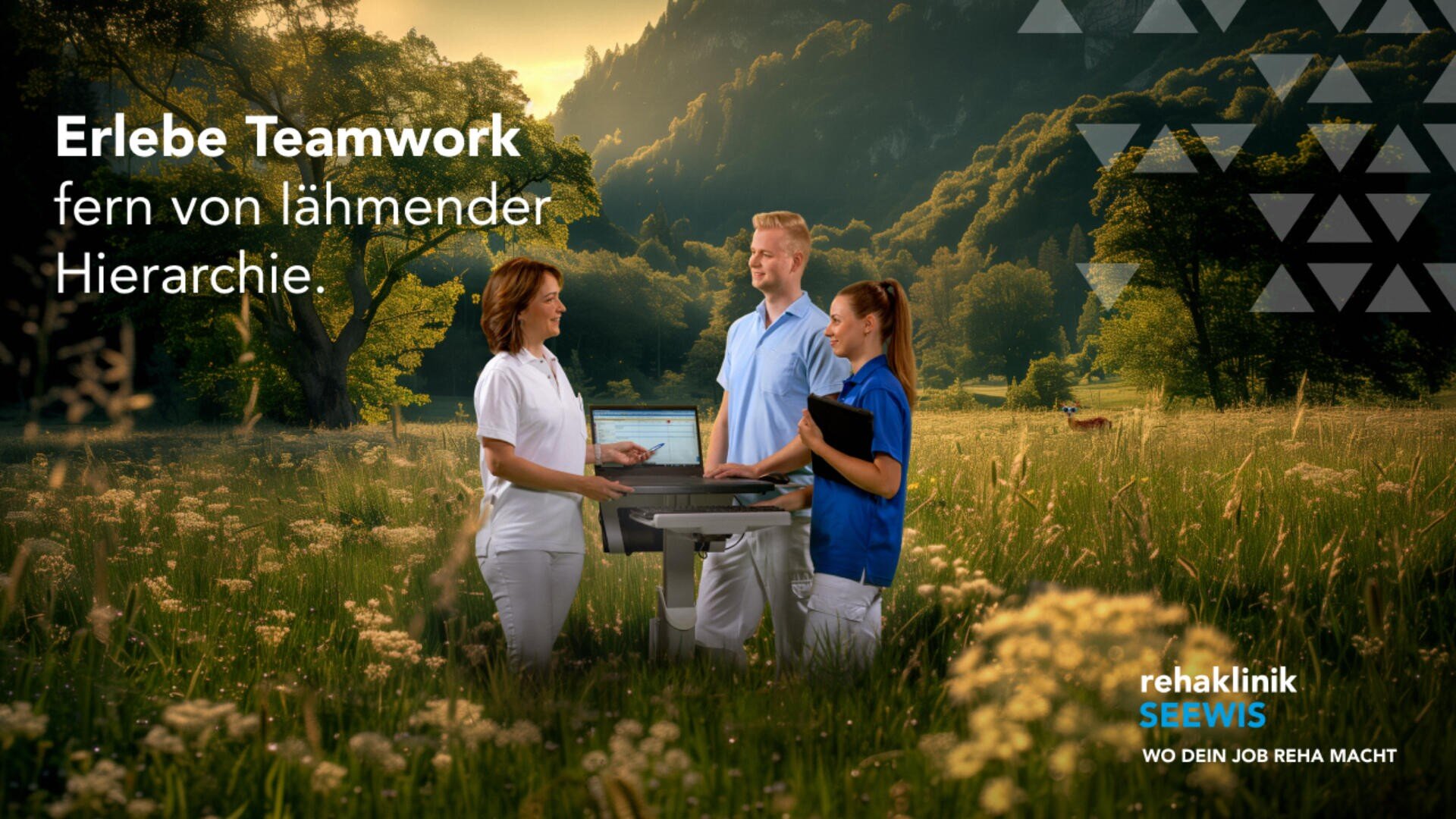 Eine Gruppe von Menschen steht auf einem Feld.