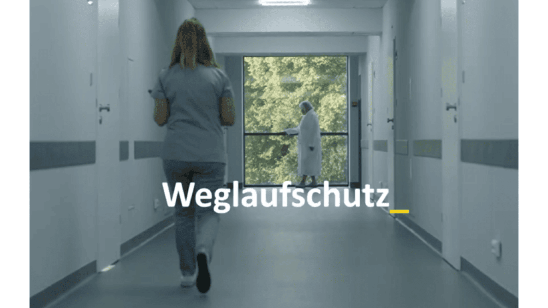 Eine Krankenschwester geht durch einen hellen Krankenhausflur auf ein Fenster zu, an dem eine Person in einem weißen Kittel steht. Das deutsche Wort Weglaufschutz erscheint in großer Schrift über dem Bild.