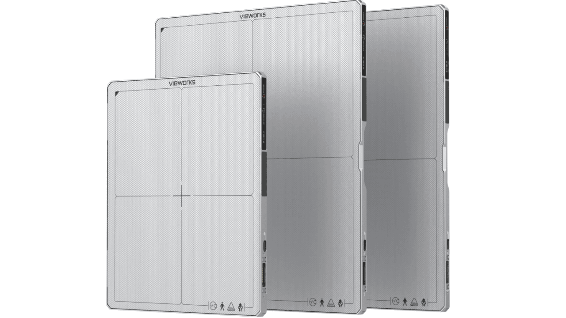 Trois dispositifs métalliques rectangulaires, minces et de tailles variables se tiennent debout et se chevauchent légèrement. Chacun d'entre eux présente un motif en croix subtil sur le devant et la marque "VIEWORKS" est visible sur le bord supérieur. Le design est épuré et minimaliste.