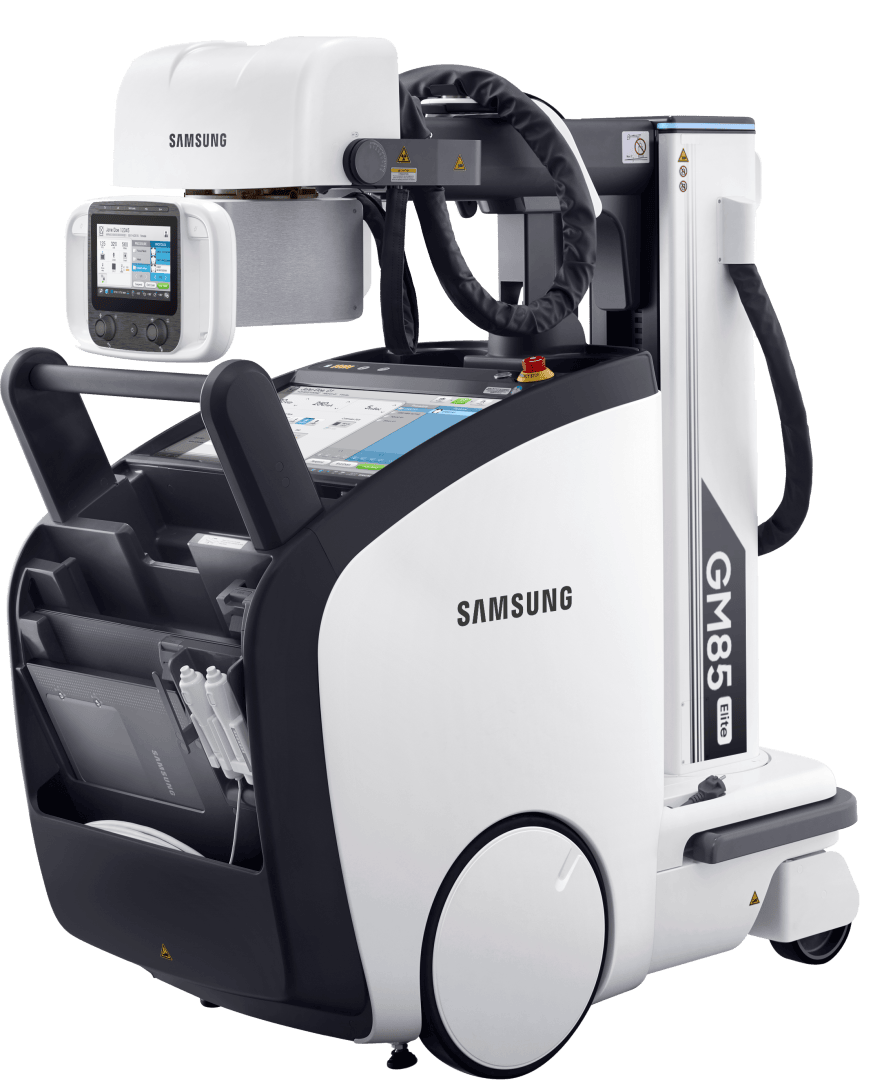 Ein tragbares Röntgengerät vom Typ Samsung GM85 mit Digitalanzeige, Bedienfeld, Staufächern und großen Rädern, das für eine einfache Mobilität in medizinischen Einrichtungen konzipiert ist.