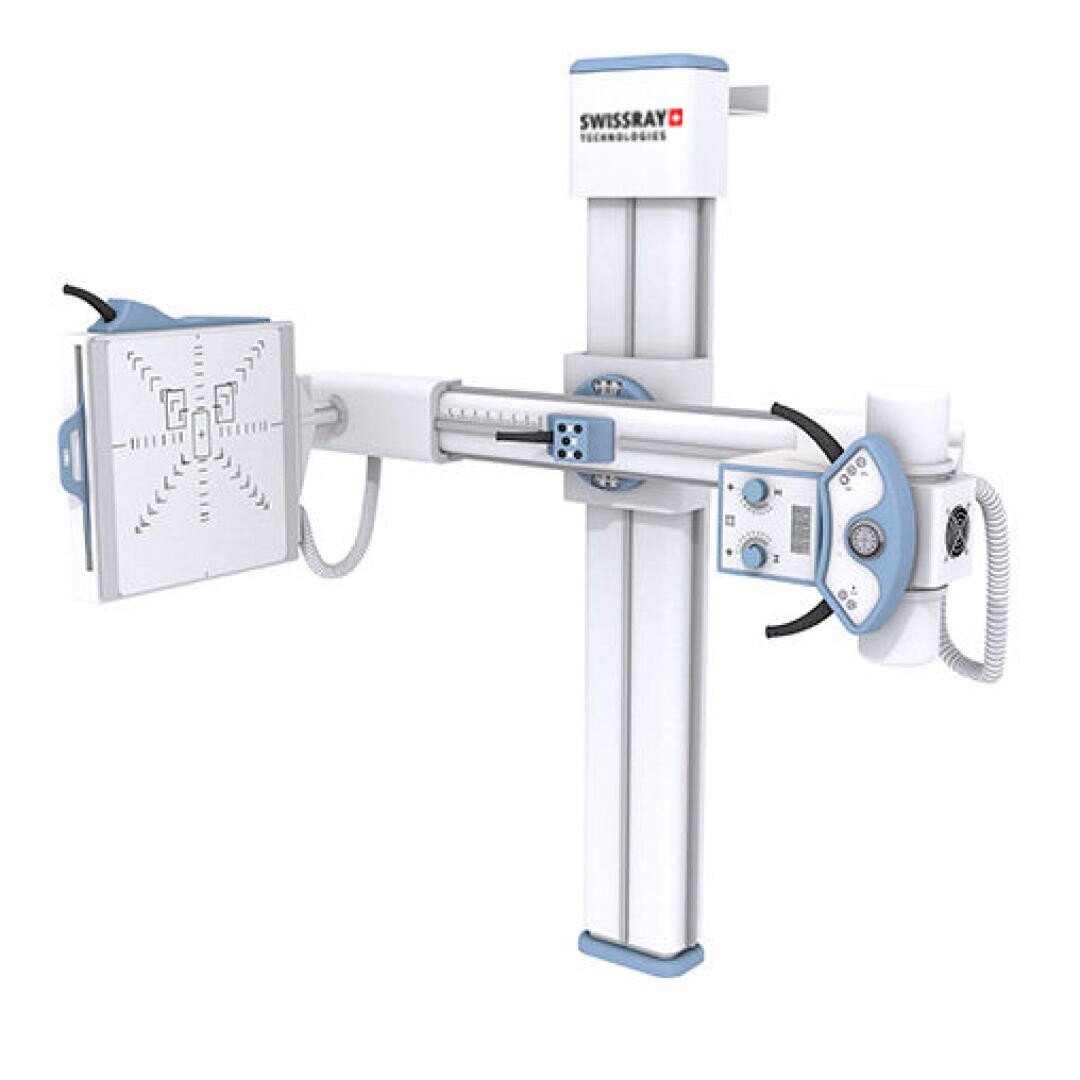 Ein modernes digitales Röntgengerät von Swissray Technologies mit verstellbaren Armen, Bedienfeldern und einem vertikalen Stativ, das für die medizinische Bildgebung im klinischen Bereich entwickelt wurde.