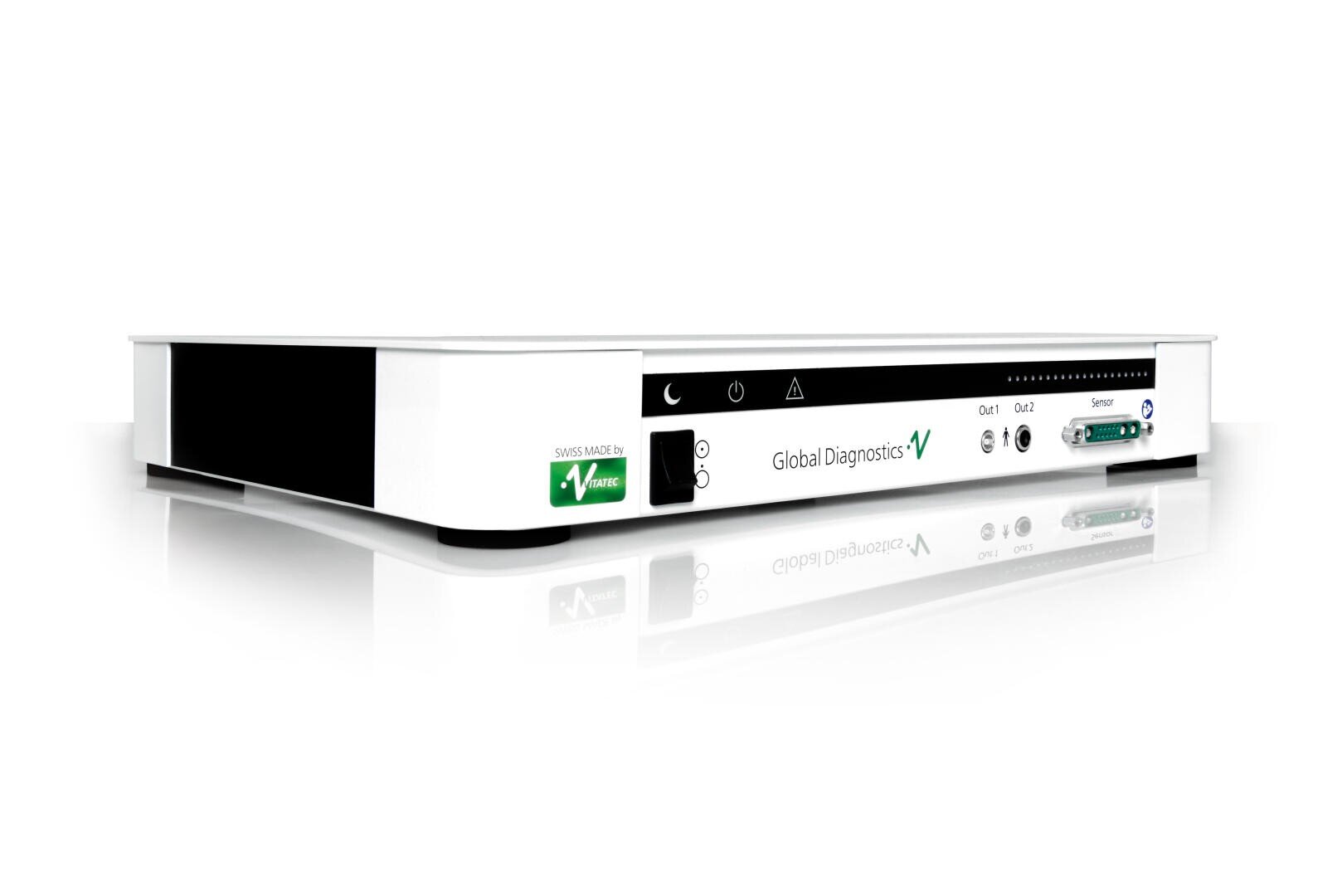 Medizinisches Gerät Global Diagnostics V mit Anschlüssen und Anzeigesymbolen auf der Vorderseite.