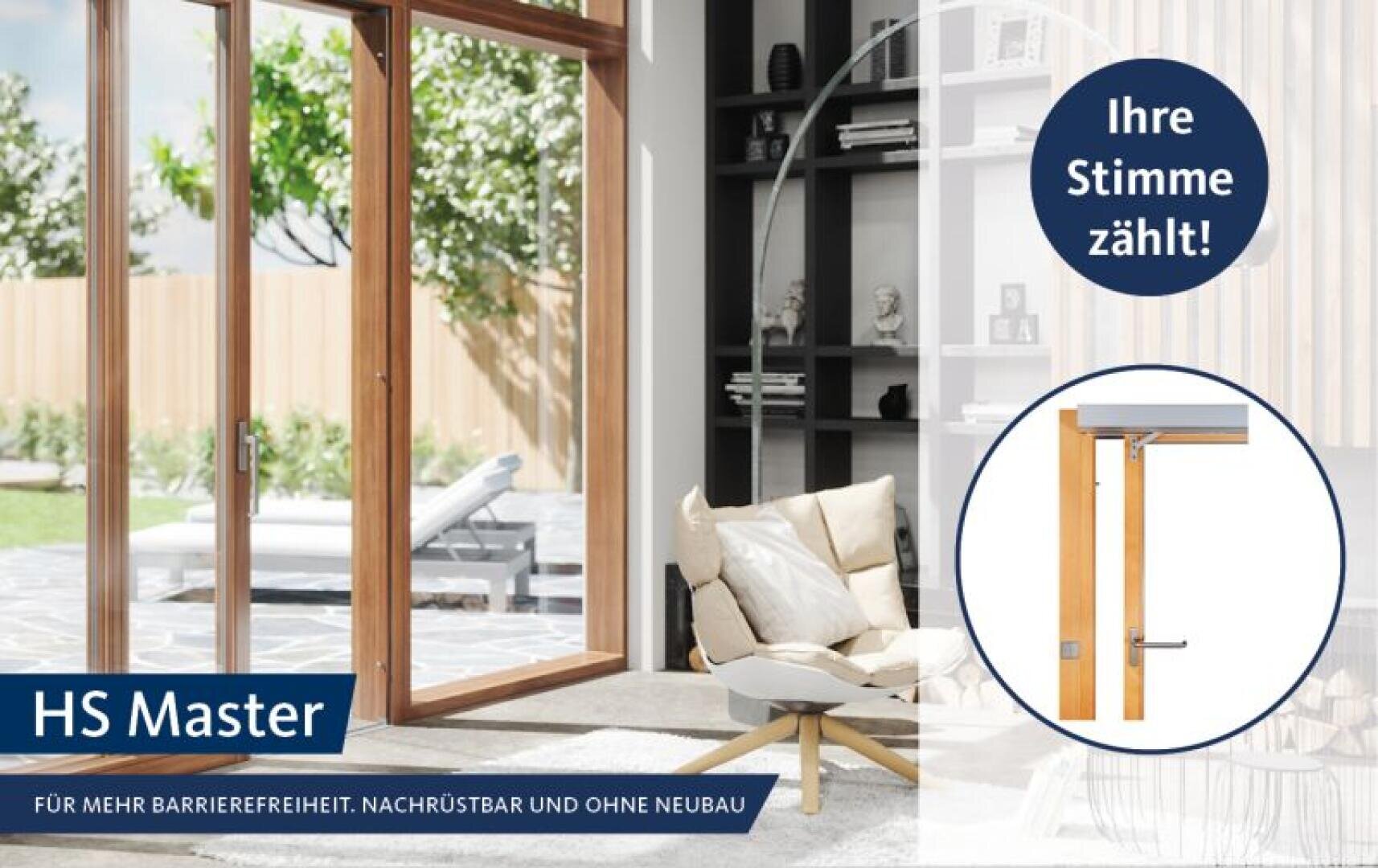 Salon lumineux doté de grandes baies vitrées coulissantes donnant sur une terrasse. La pièce est meublée d'un fauteuil moderne et d'un lampadaire. Le texte met en avant les mentions « HS Master » et « Votre voix compte ! », accompagnées d'une illustration représentant une poignée de porte.