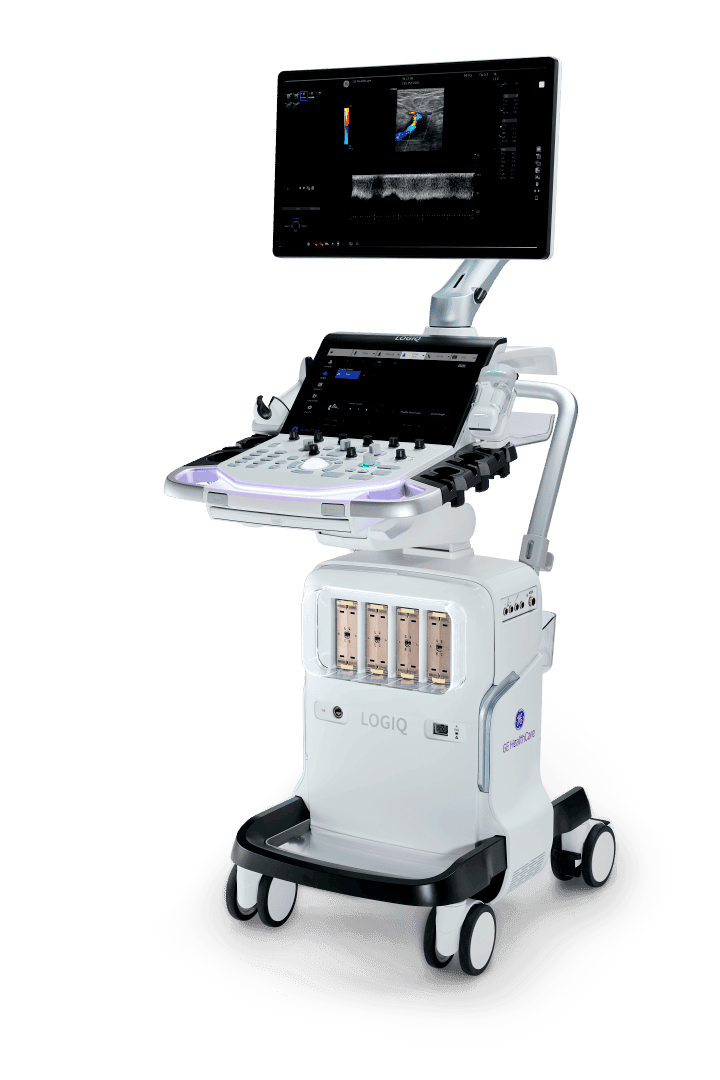 Appareil d'échographie médicale doté d'un écran d'affichage, de divers boutons de commande et de supports de sonde sur une base à roulettes, étiqueté LOGIQ de GE Healthcare.