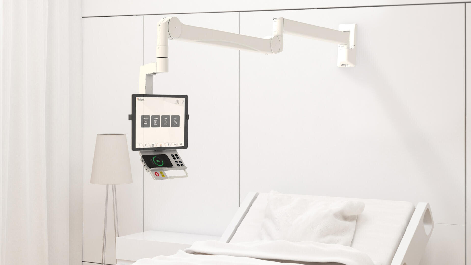Une chambre d'hôpital moderne avec un bras réglable blanc tenant un écran tactile numérique et un panneau de commande à côté d'un lit avec des draps et un oreiller blancs. Un lampadaire et des panneaux muraux blancs sont également visibles.