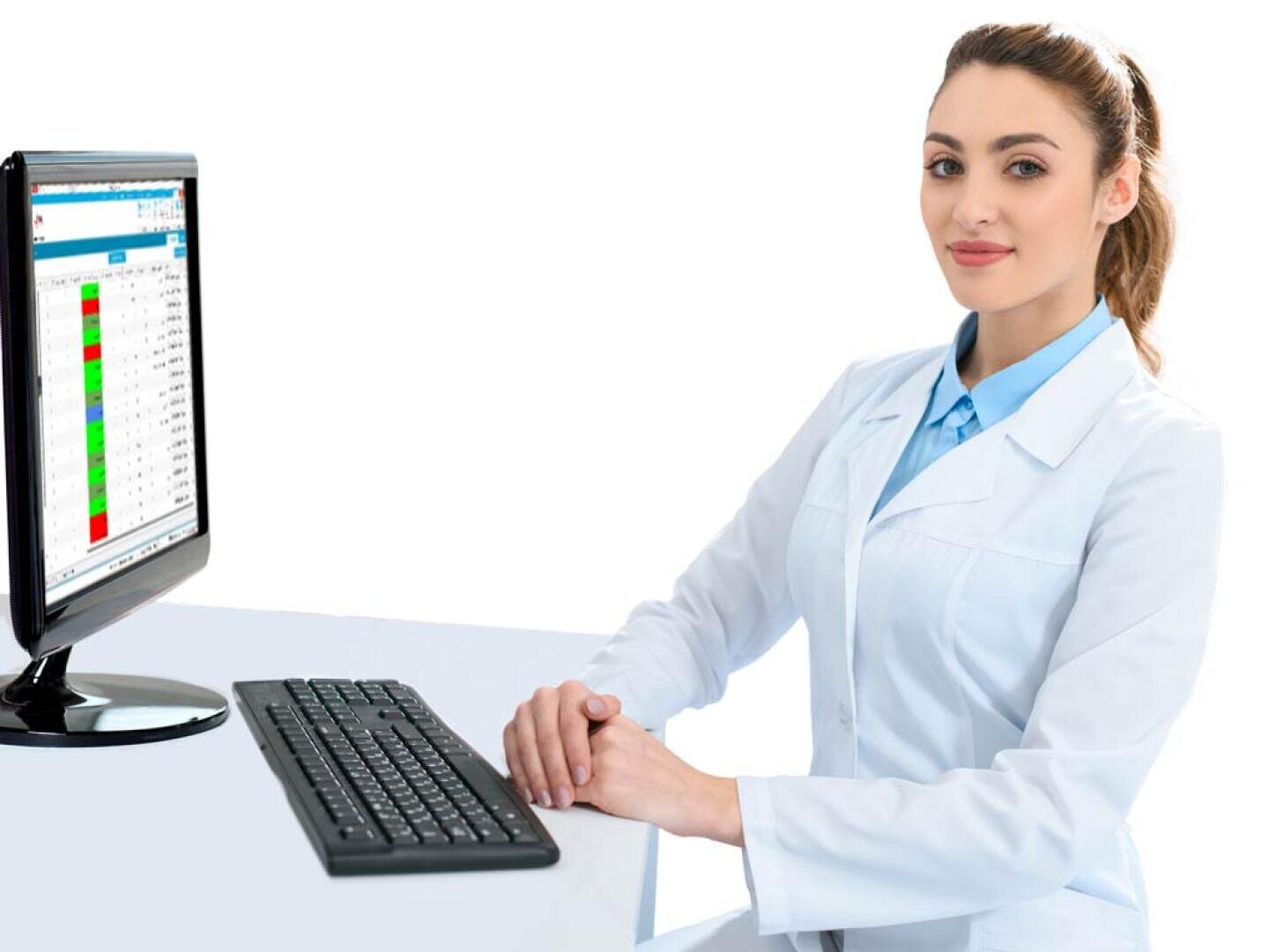 Une femme en blouse blanche est assise à un bureau avec un clavier et un écran d'ordinateur affichant une feuille de calcul colorée ou des données médicales, sur un fond blanc.