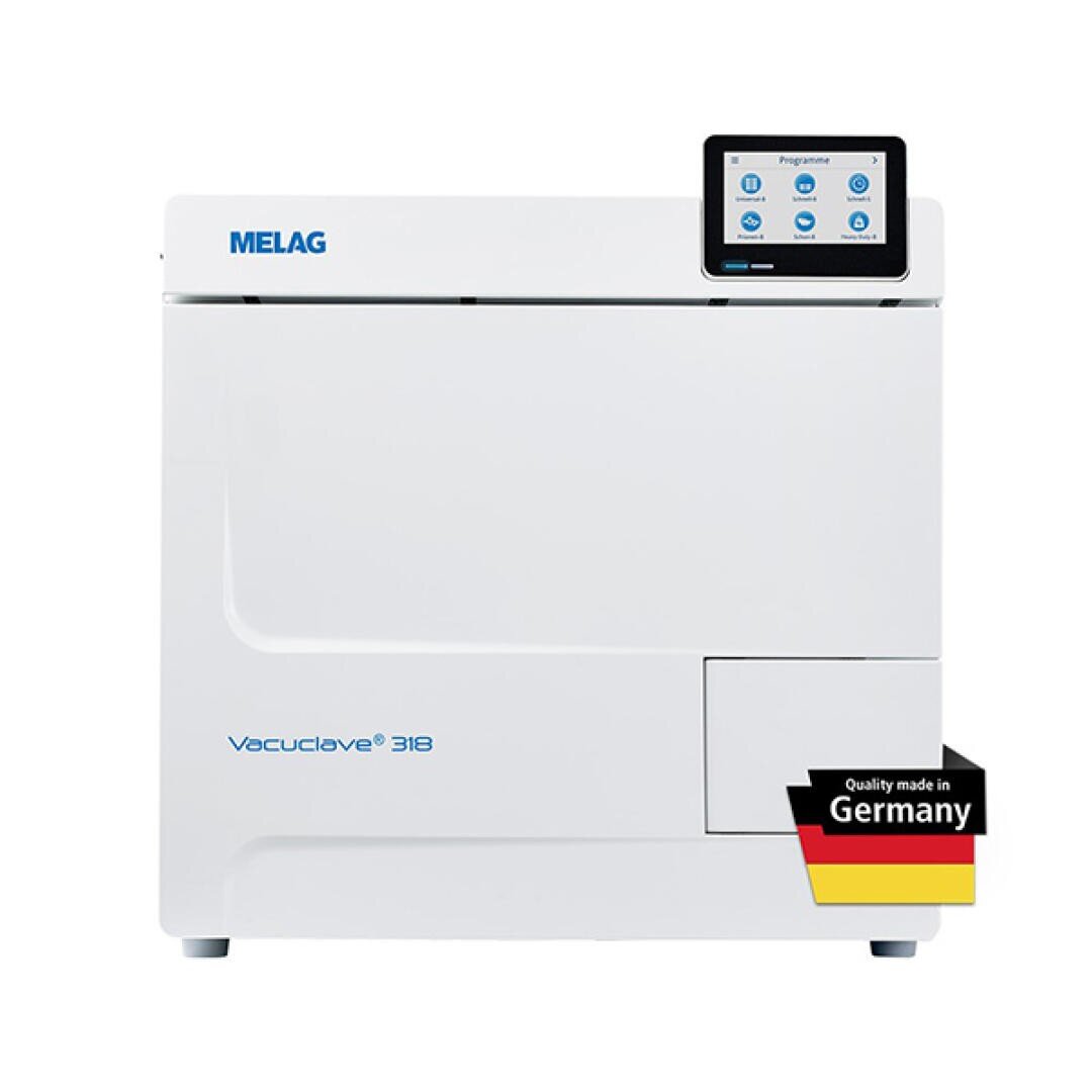 Abgebildet ist ein weißer MELAG Vacuclav 318 Sterilisator mit einem Touchscreen-Display. In der unteren rechten Ecke befindet sich eine Plakette mit einer deutschen Flagge mit der Aufschrift Quality made in Germany.
