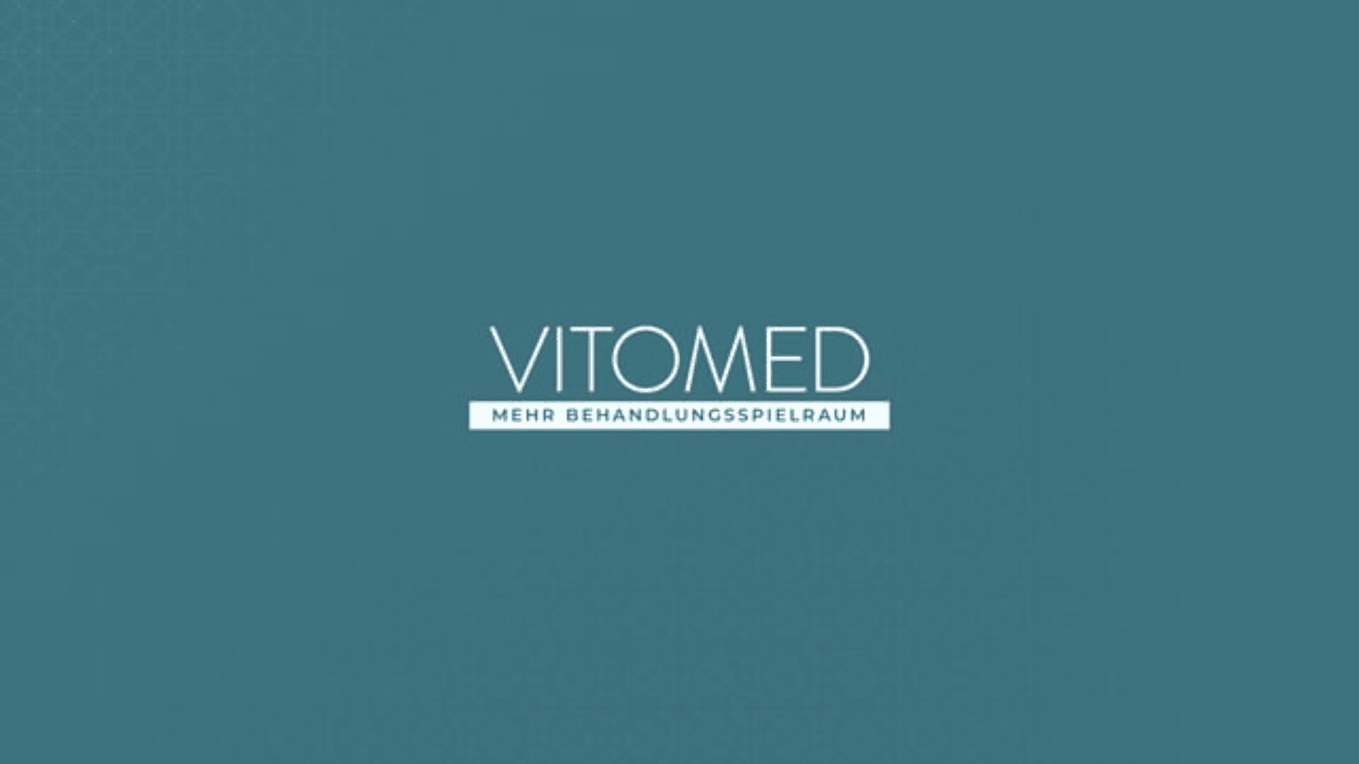 Tealfarbener Hintergrund mit dem Wort VITOMED in Weiß, zentriert über einem weißen Rechteck mit dem Text MEHR BEHANDLUNGSSPIELRAUM in Großbuchstaben.