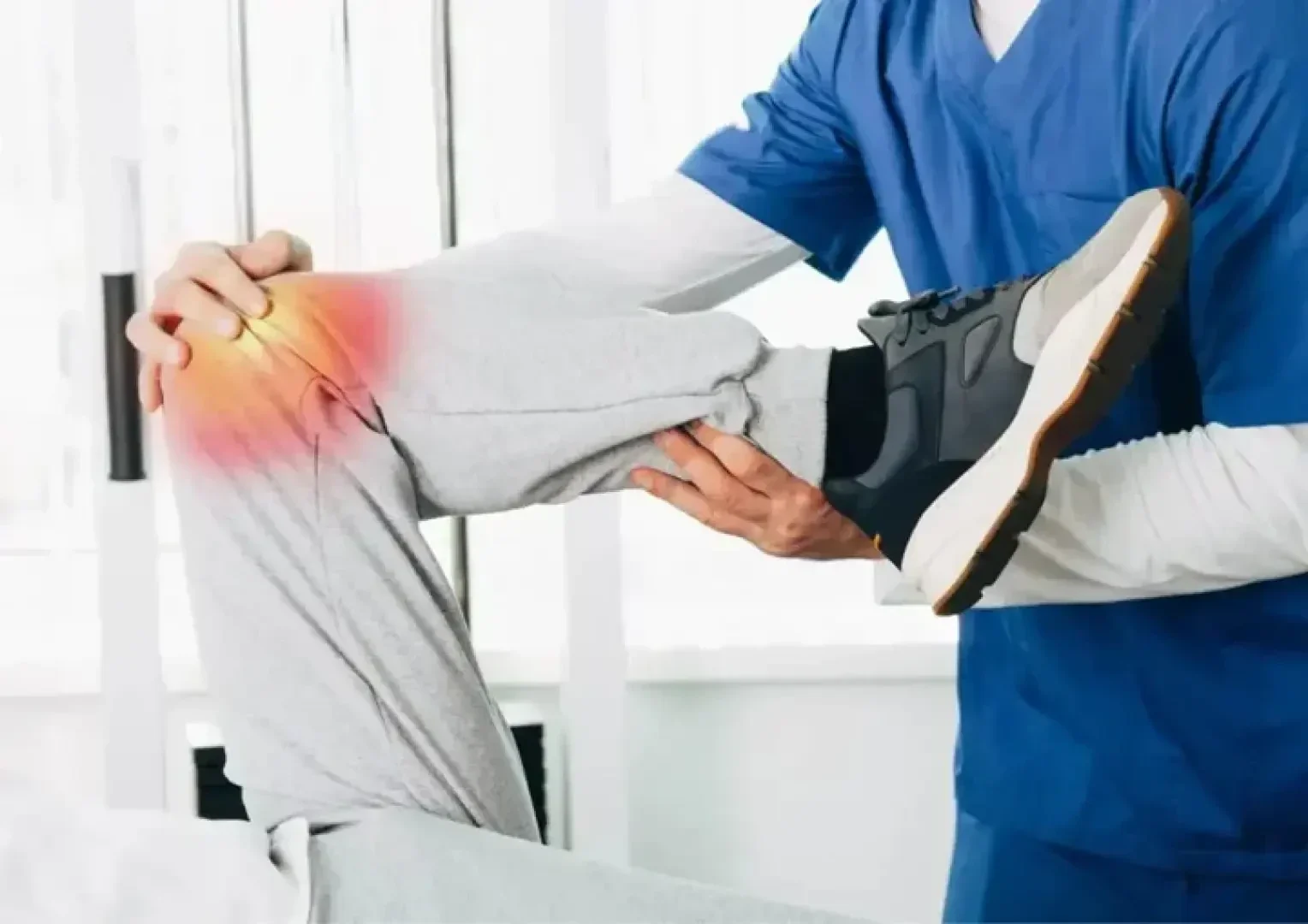 Eine Person in Sportkleidung erhält von einem Fachmann in blauem OP-Kittel eine Physiotherapie wegen Knieschmerzen, die durch eine farbige Überlagerung dargestellt werden.