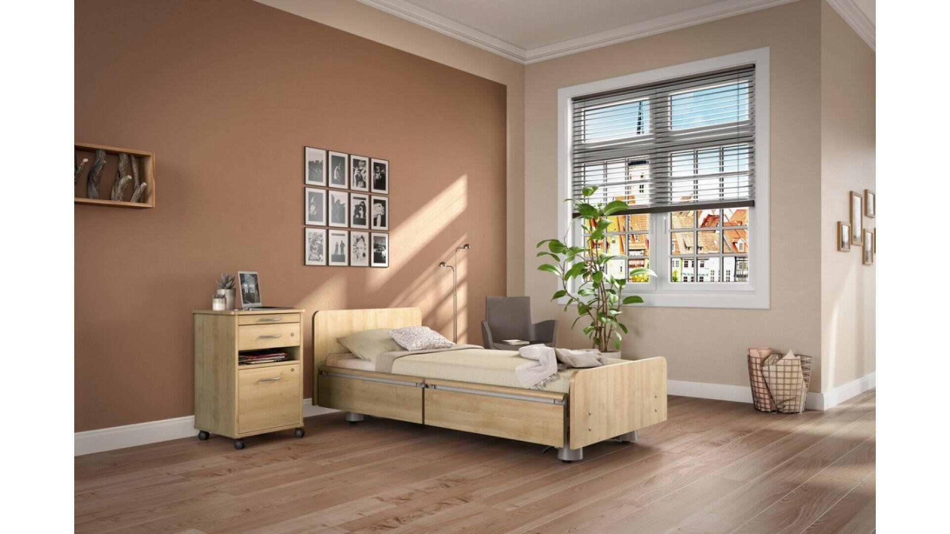 Une chambre à coucher moderne avec un lit simple en bois, une table de chevet, une plante en pot, une chaise grise et des œuvres d'art murales. La lumière du soleil pénètre par une grande fenêtre sur un sol en bois clair. Un panier est posé dans un coin.