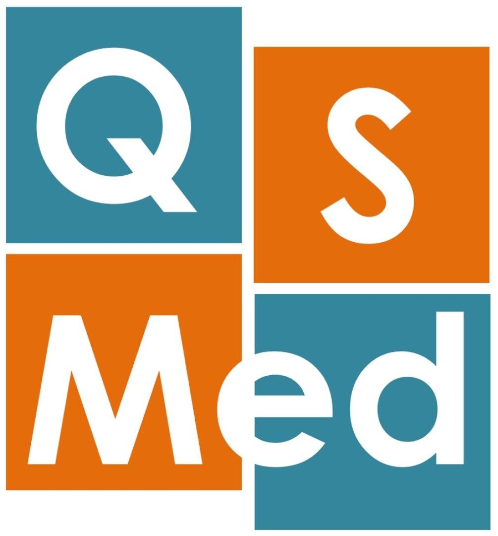 Logo QS Med avec quatre carrés : en haut à gauche et en bas à droite en sarcelle avec les lettres blanches Q et Med, en haut à droite et en bas à gauche en orange avec les lettres blanches S et M.