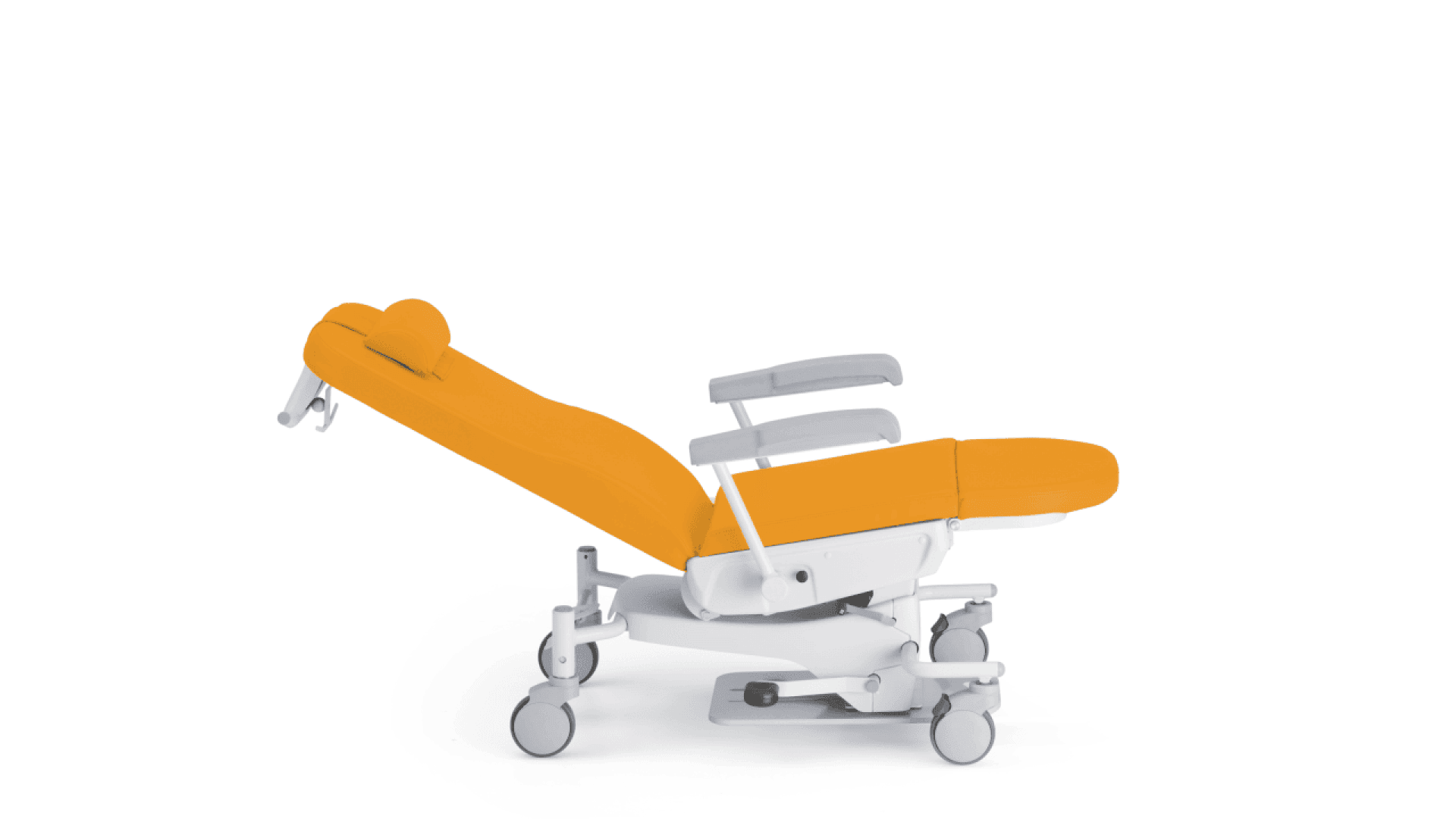 Fauteuil de repos médical moderne avec des coussins orange vif, des accoudoirs réglables et un châssis blanc sur roulettes, représenté en position partiellement inclinée sur fond blanc.