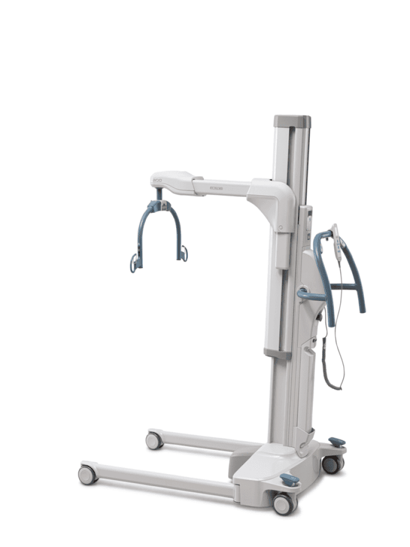 Ein weiß-blauer Patientenlifter mit Rollen, Armstützen und Haltegriffen, der dafür konzipiert ist, Menschen mit Mobilitätseinschränkungen im Gesundheitswesen oder im häuslichen Umfeld sicher zu unterstützen.