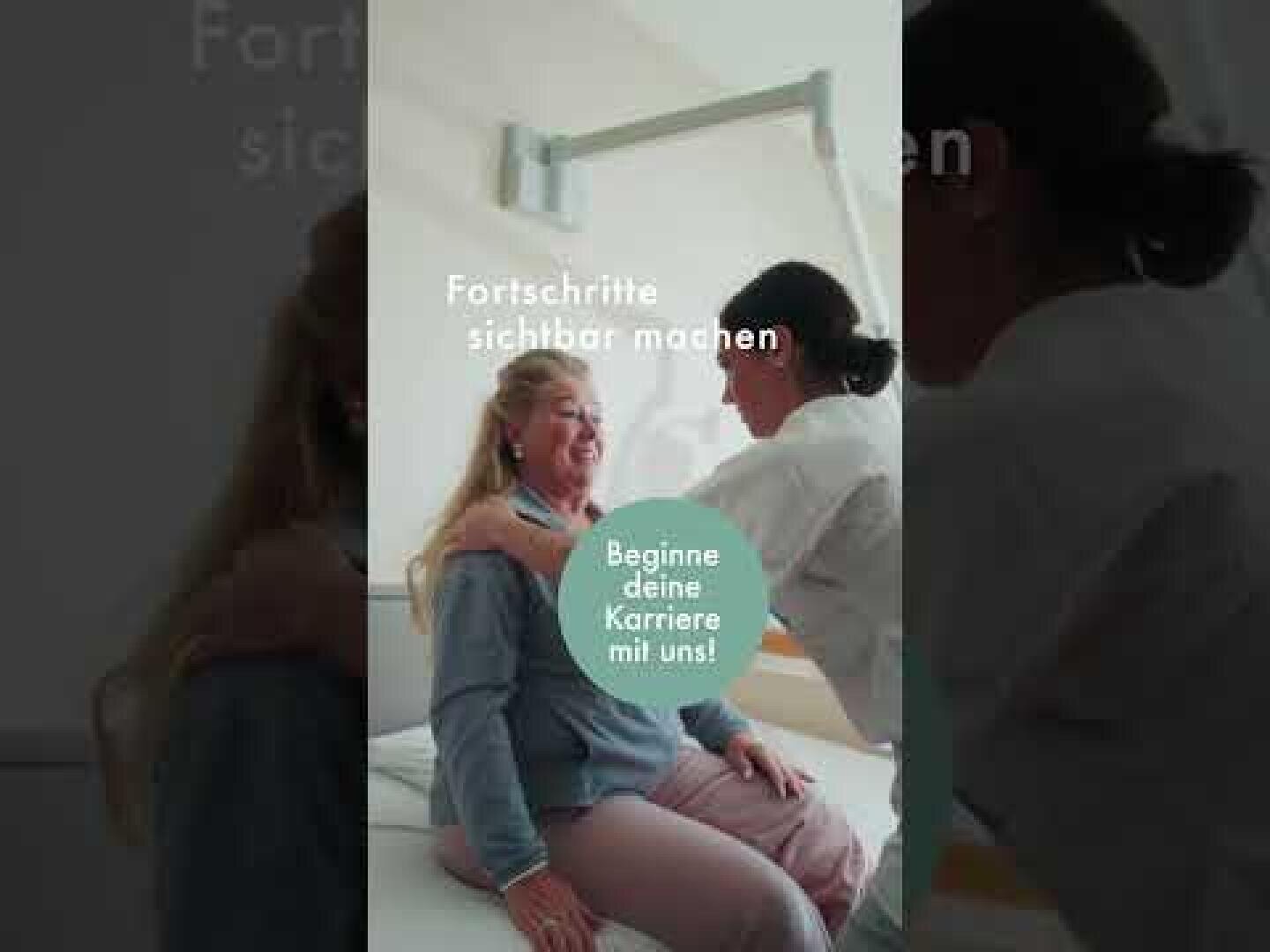 Ein Arzt lächelt, während er einem sitzenden Patienten in einer klinischen Umgebung zur Seite steht. Der Text auf Deutsch lautet: Fortschritte sichtbar machen. Beginne deine Karriere bei uns!.