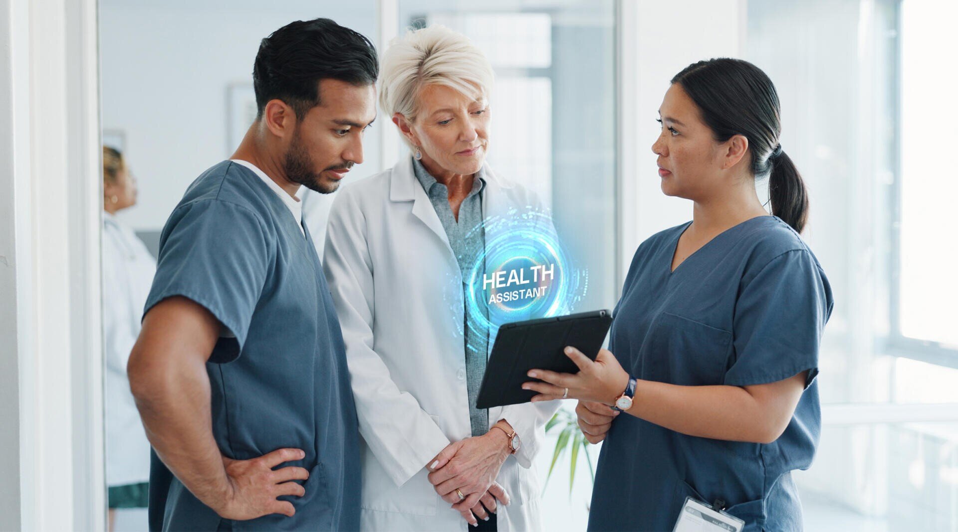 Drei medizinische Fachkräfte besprechen Informationen auf einem Tablet. Auf einer digitalen Grafik über dem Tablet steht „Health Assistant“. Sie befinden sich in einer hellen, modernen Arztpraxis.