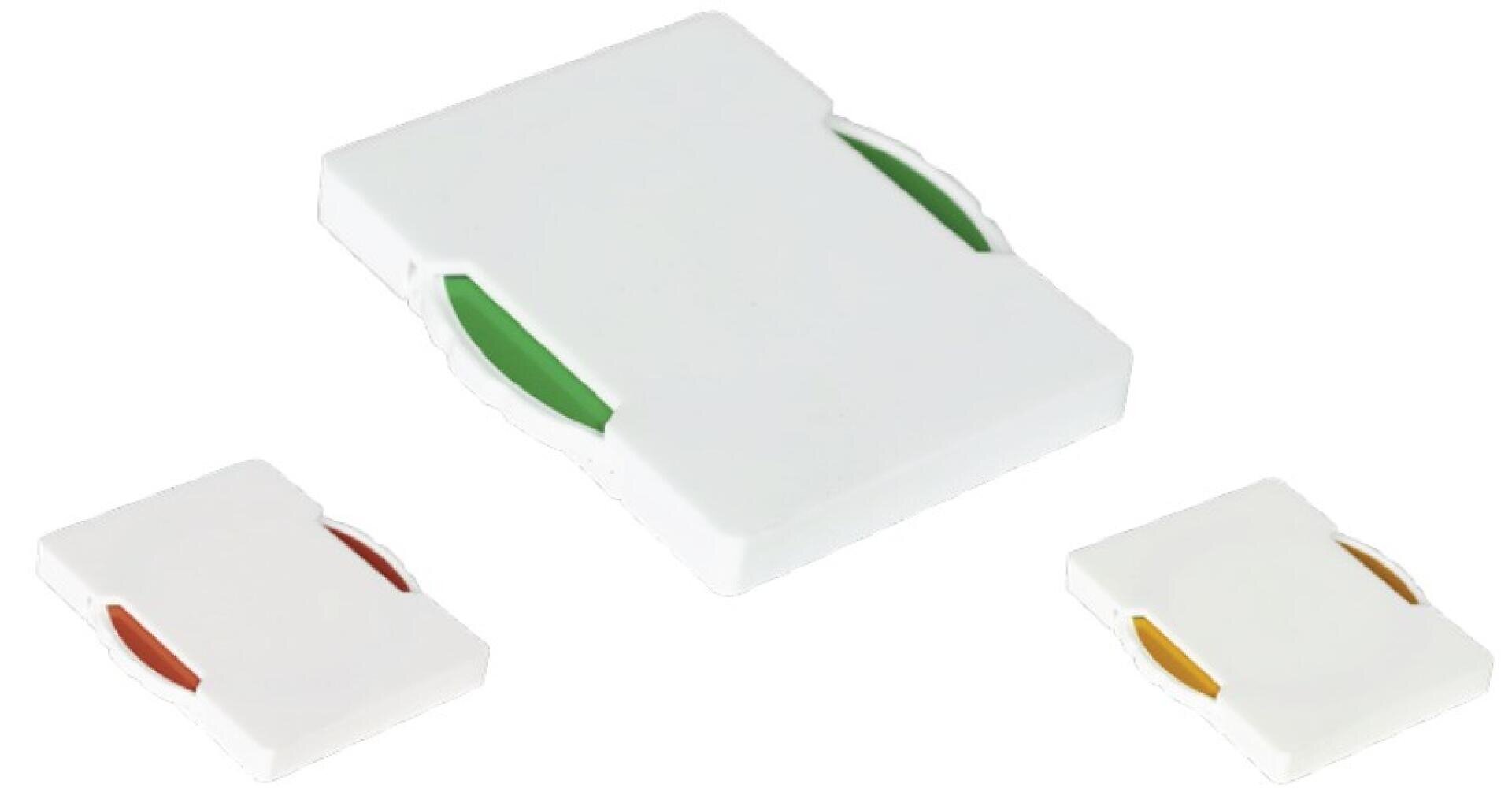 Trois objets plats, rectangulaires, en plastique blanc, aux bords arrondis et colorés : un grand avec un bord vert, un petit avec un bord rouge et un petit avec un bord jaune, tous sur fond blanc.