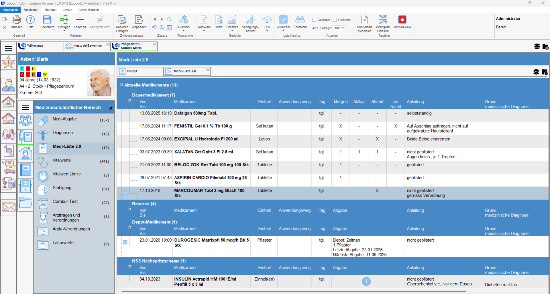 Ein Screenshot der Benutzeroberfläche einer medizinischen Software, auf dem die Medikamentenliste eines Patienten, Dosierungen, Anweisungen und weitere Details auf Deutsch angezeigt werden. Oben auf dem Bildschirm sind Navigationsoptionen und Patienteninformationen zu sehen.